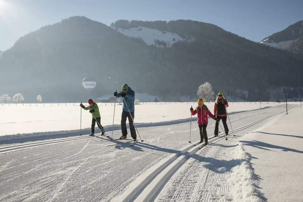 Hotel Seehof in Kössen – Familie beim Langlaufen in der verschneiten Winterlandschaft | Wellnesshotel Tirol