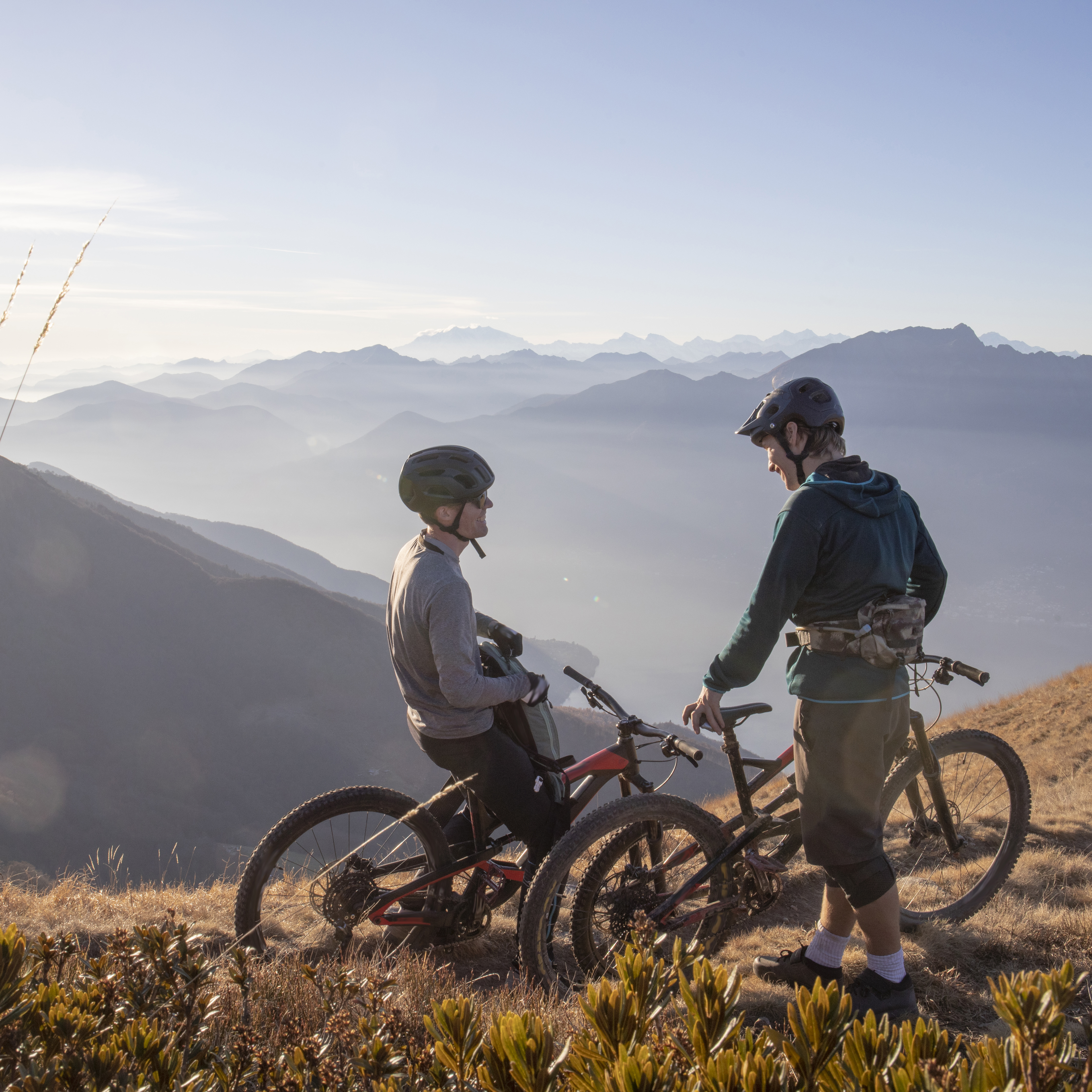 Hotel Seehof in Kössen – Mountainbiker genießen die Aussicht auf die Alpen | Wellnesshotel Tirol
