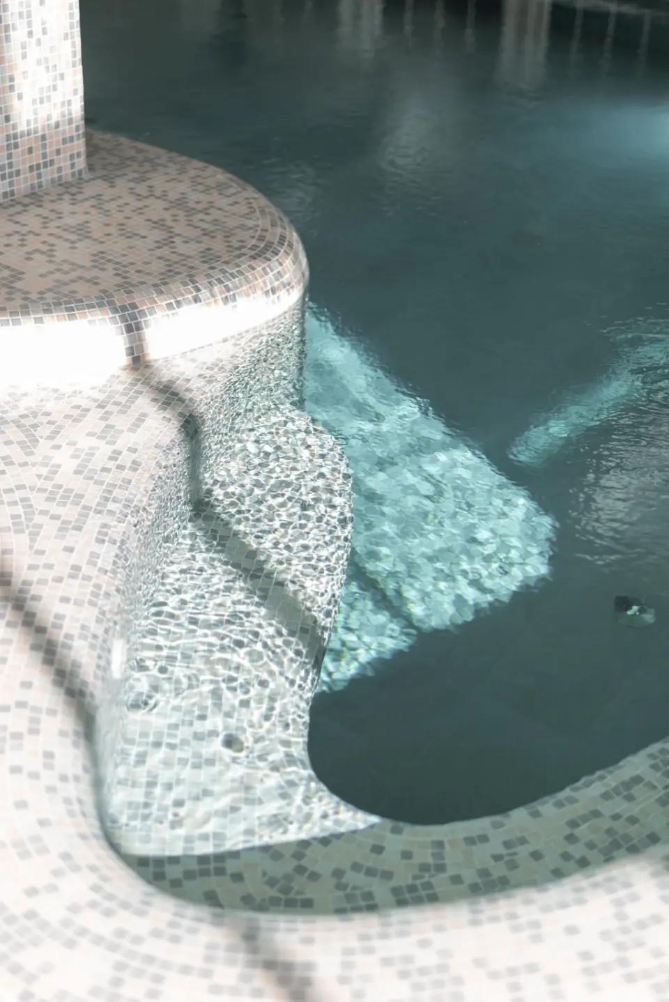 Hotel Seehof in Kössen – Detailaufnahme der Mosaik-Stufen im Poolbereich | Wellnesshotel Tirol