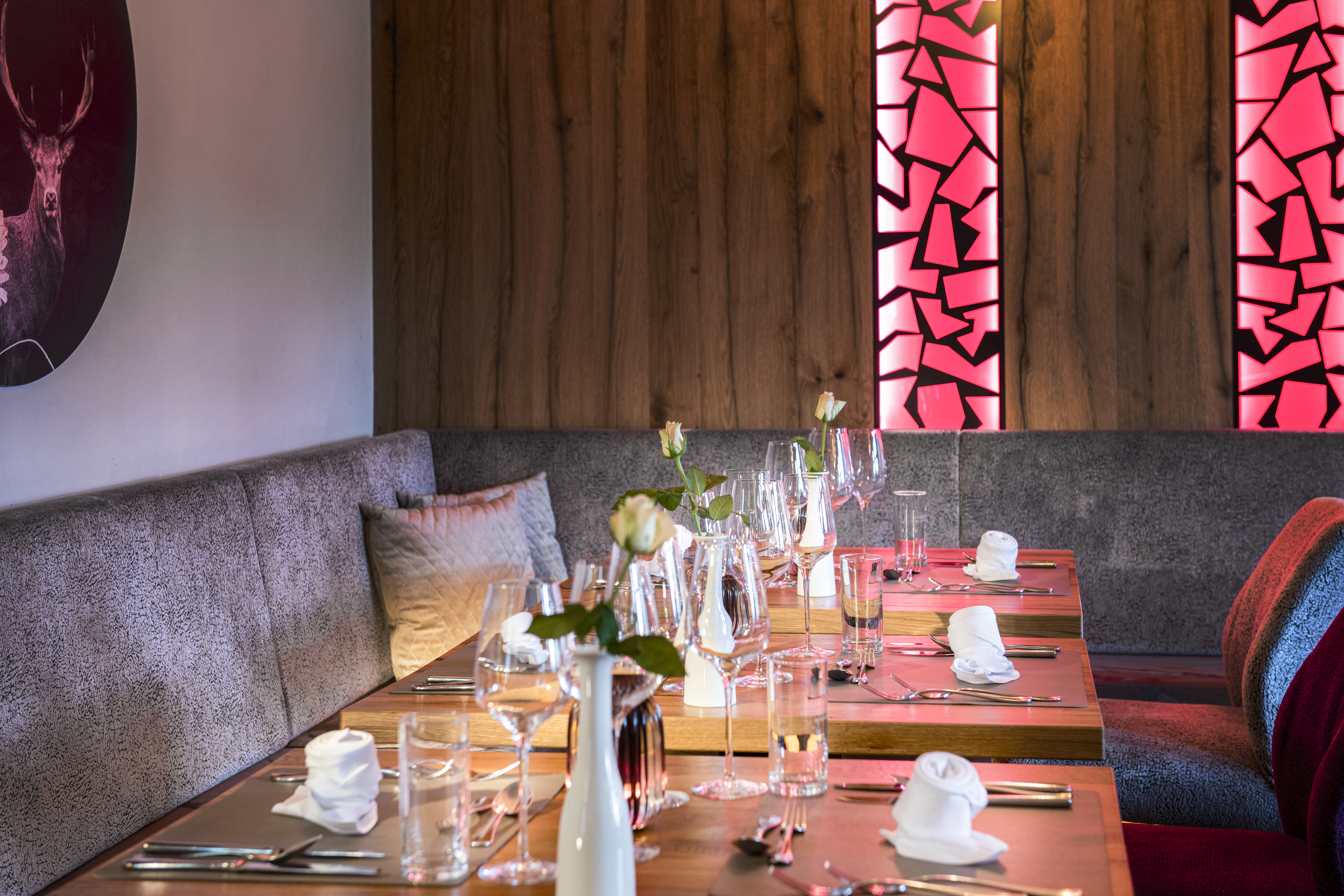 Hotel Seehof in Kössen – Modern gedeckter Tisch im Restaurantbereich | Wellnesshotel Tirol