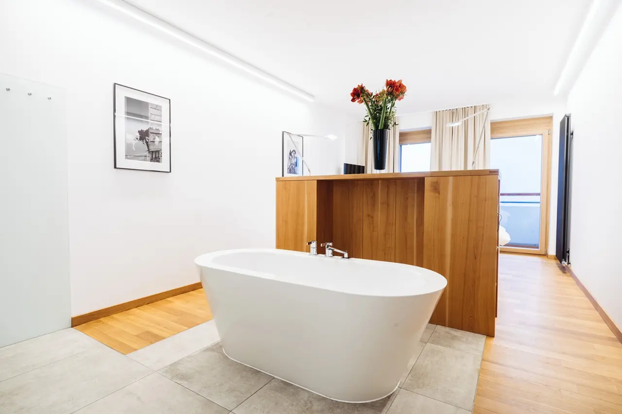 Helle, moderne Suite mit freistehender Badewanne und Balkonzugang im Hotel Reiters Finest Family.