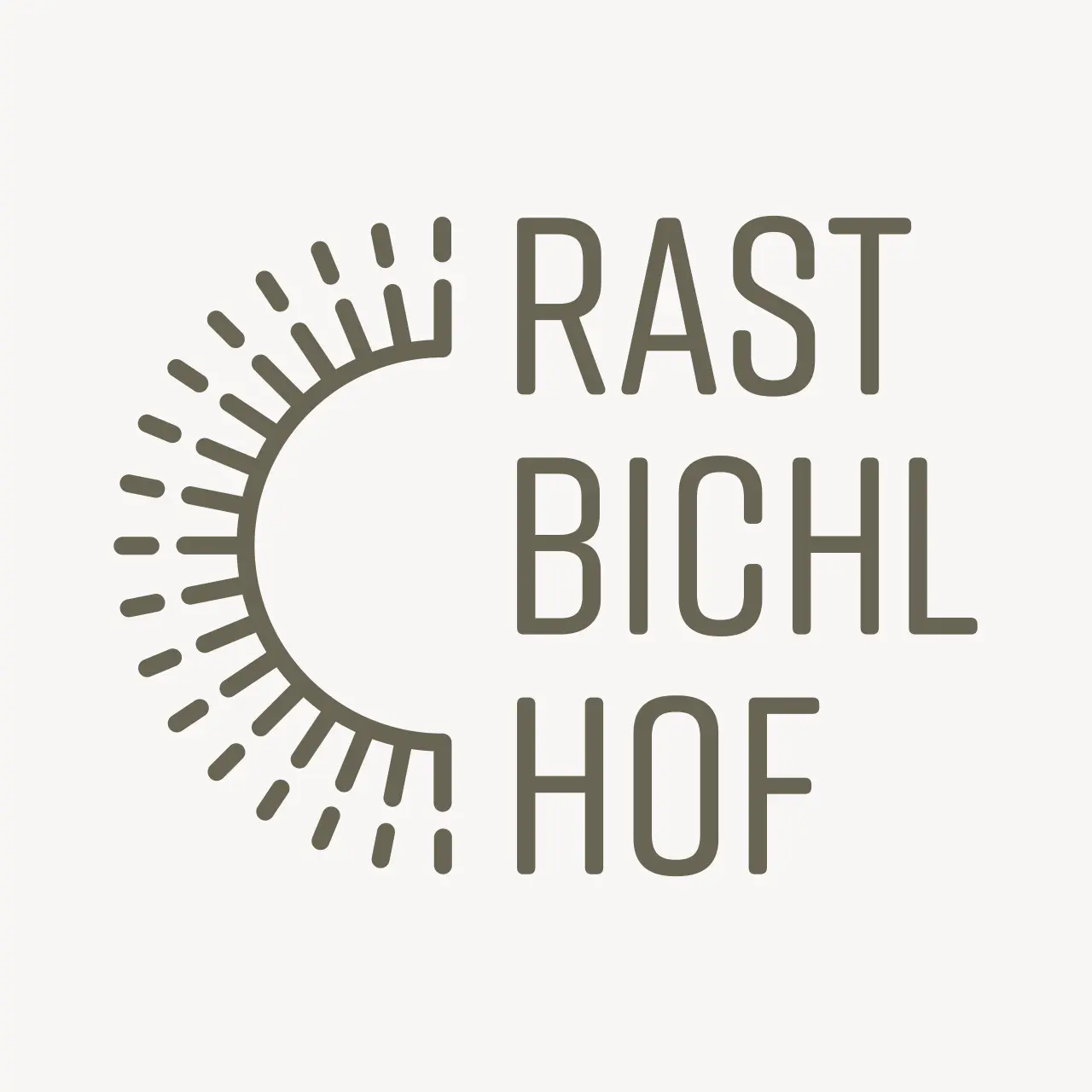 Logo des Hotel Rastbichlhof mit stilisiertem Sonnen- oder Bergmotiv. Klare Schrift auf hellem Hintergrund.
