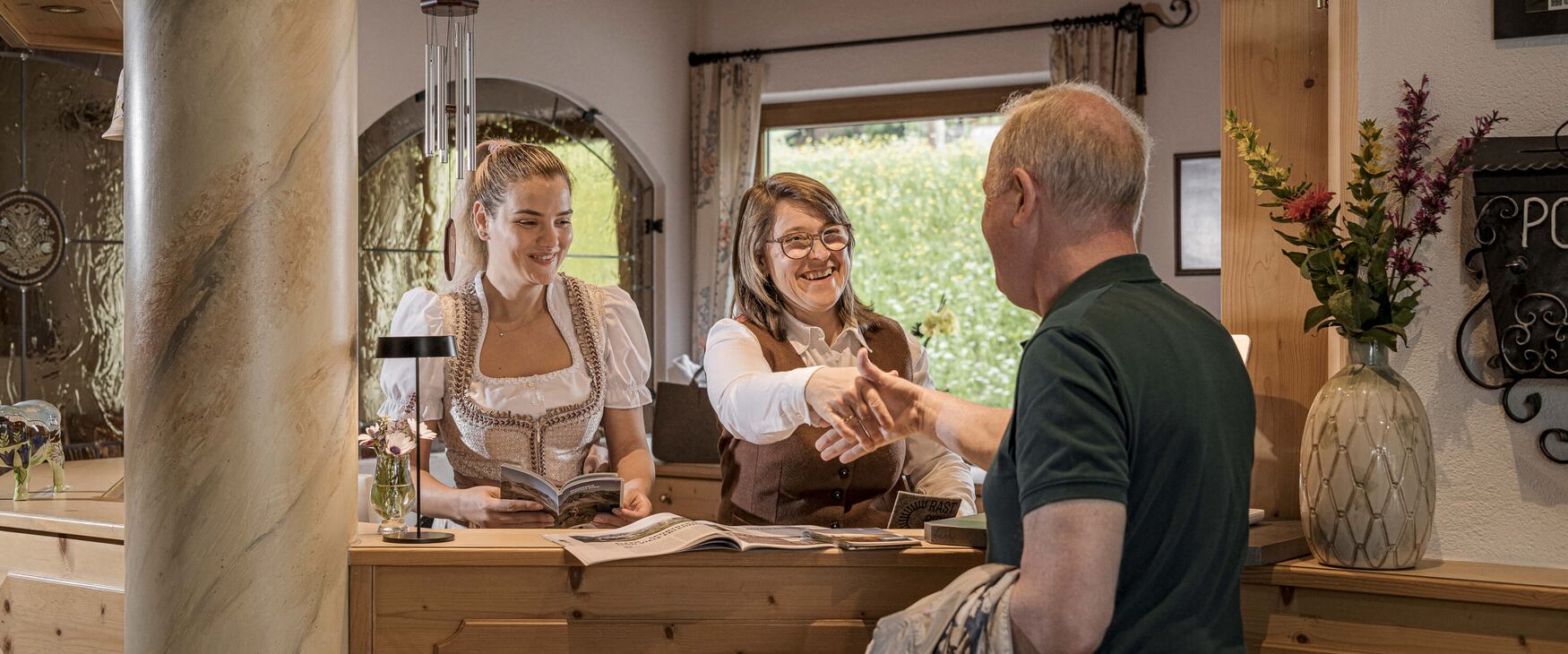 Hotel Rastbichlhof in Neustift im Stubaital – Freundlicher Empfang an der Rezeption | Wellnesshotel Stubaital