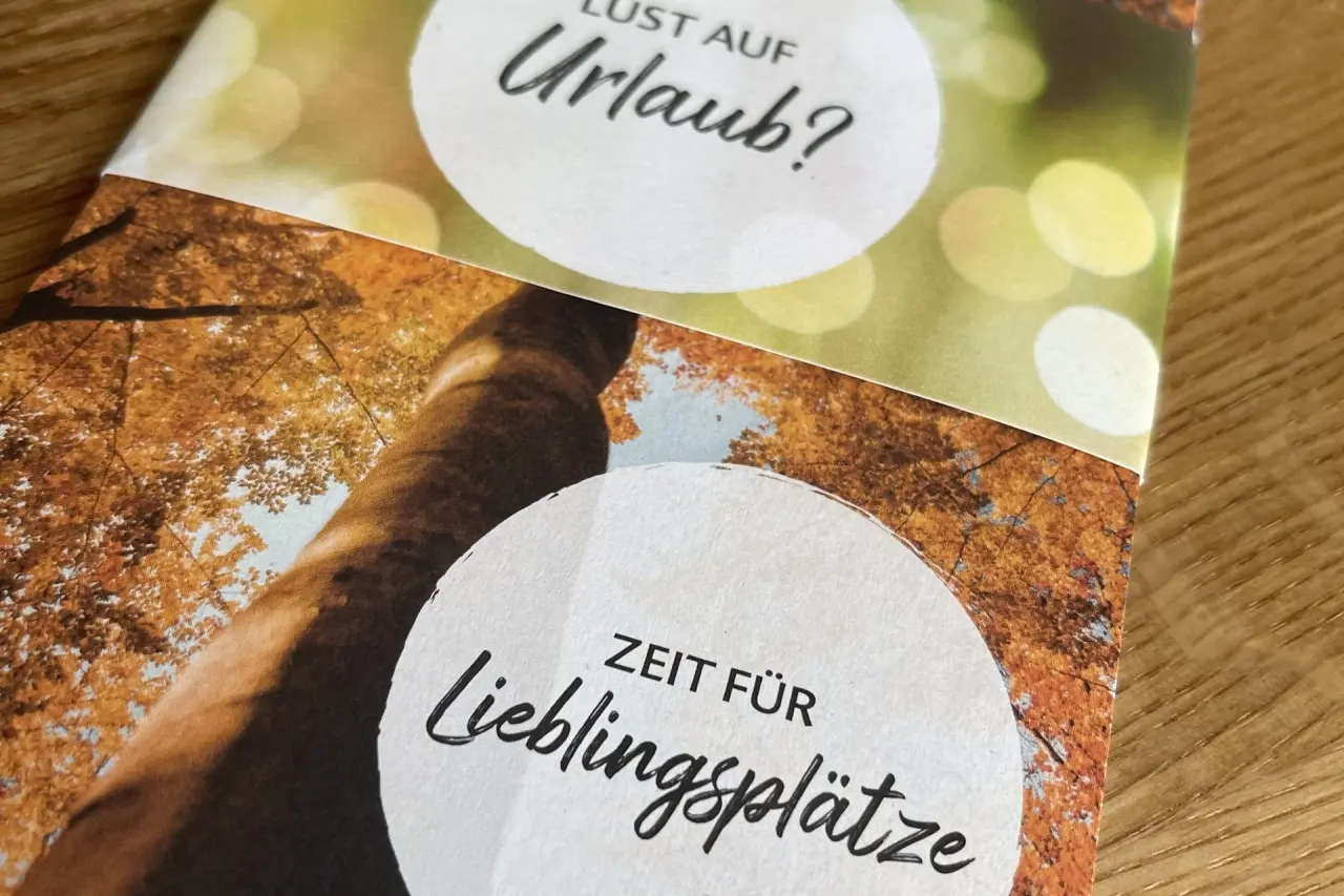 Nahaufnahme einer Hotelbroschüre des relexa hotel Harz-Wald mit den Texten 'Lust auf Urlaub?' und 'Zeit für Lieblingsplätze'.