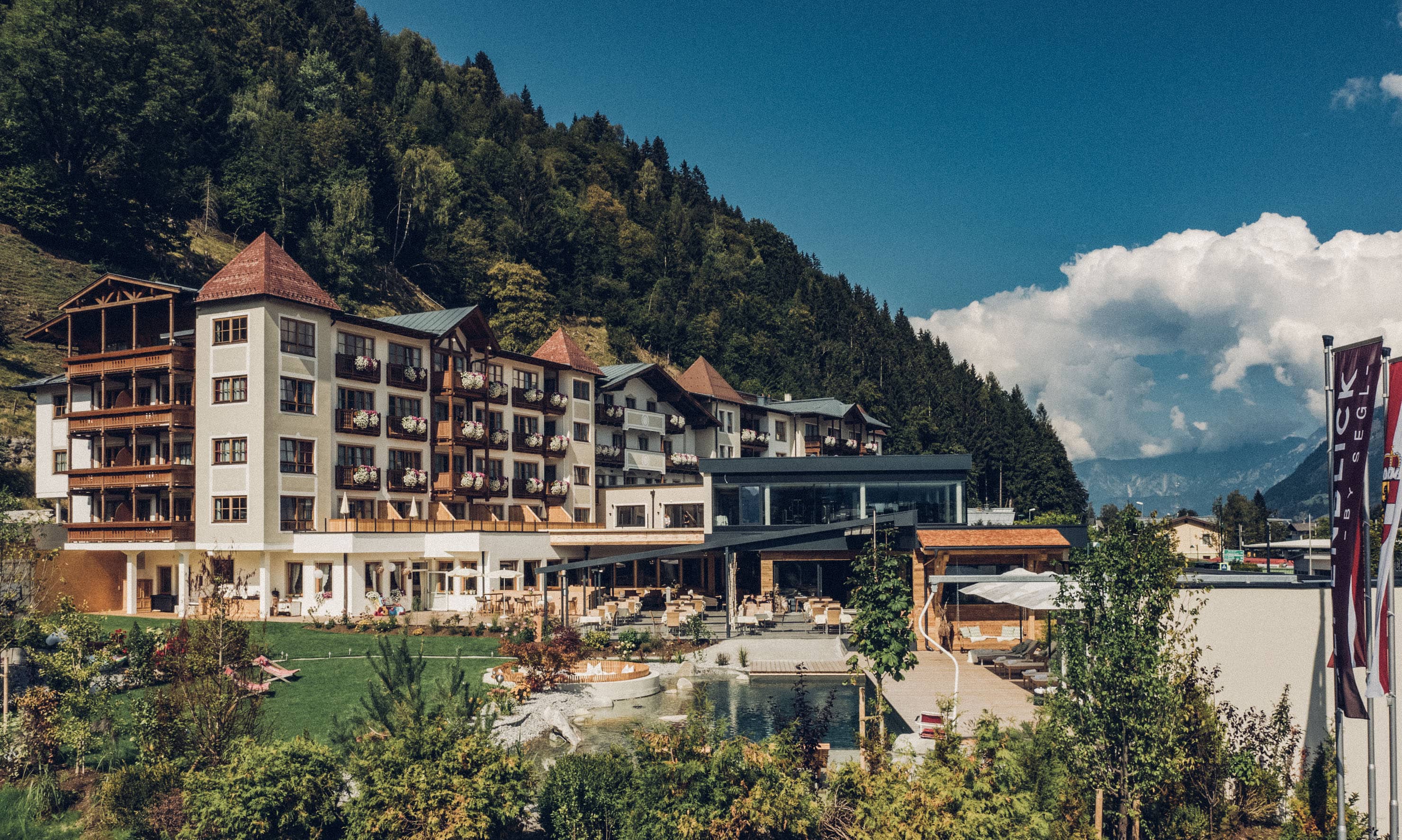 Sportresort Alpenblick in Zell am See – Hotel-Außenansicht mit Pool und Bergpanorama | Wellnesshotel Salzburger Land
