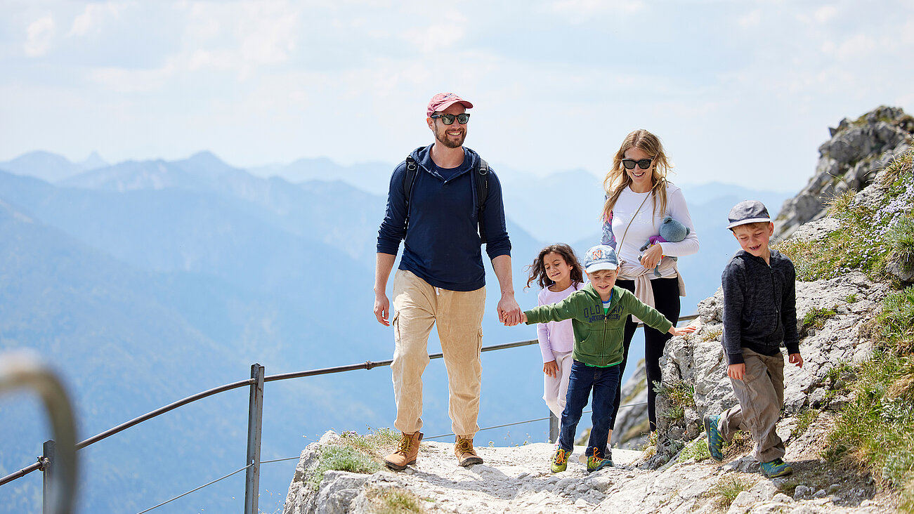 Das Bayrischzell Familotel Oberbayern in Bayrischzell – Familie beim Wandern in den bayerischen Alpen | Wellnesshotel Oberbayern