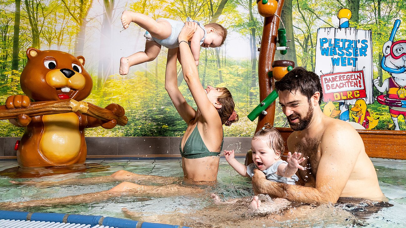 Das Bayrischzell Familotel Oberbayern in Bayrischzell – Familie mit Babys in Pletzi's Wasserwelt Kinderpool | Wellnesshotel Oberbayern