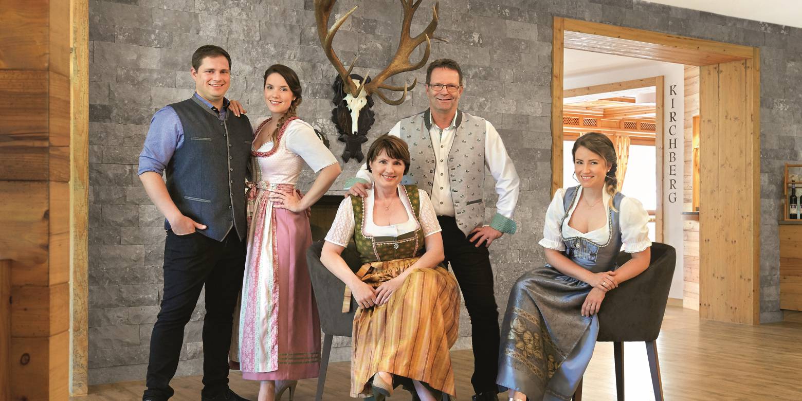 Hotel Badischer Hof in Biberach – Hoteliersfamilie in traditioneller Kleidung | Wellnesshotel Baden-Württemberg