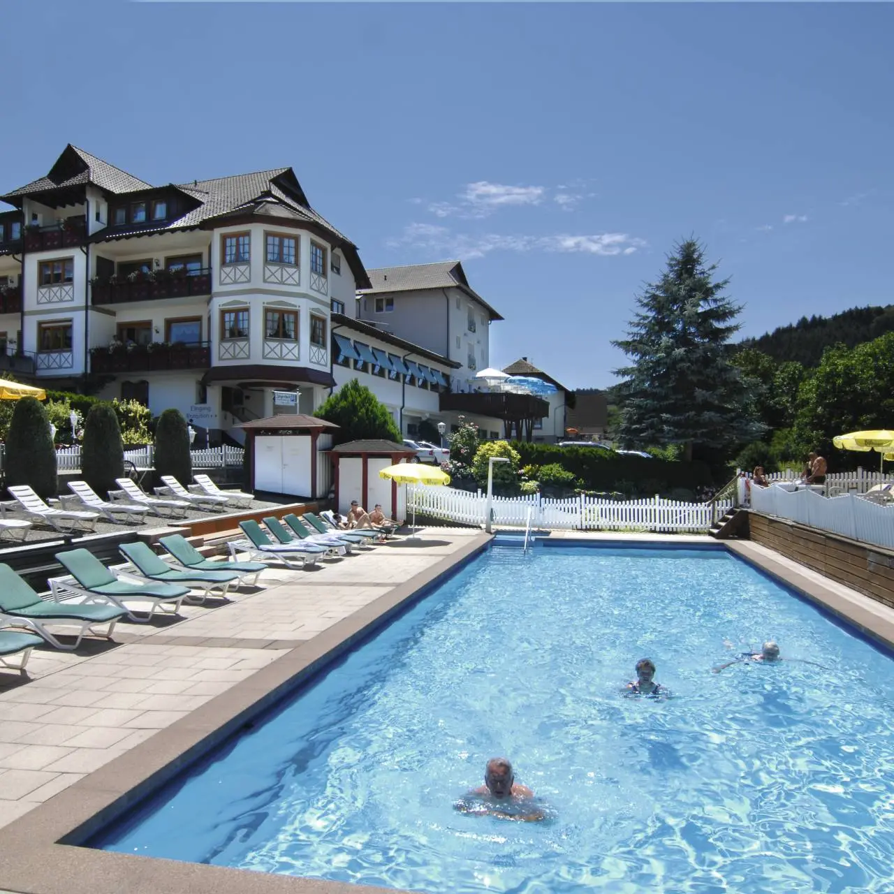 Hotel Badischer Hof in Biberach – Gemütliche Hotelbar mit Steinwand und Beleuchtung | Wellnesshotel Baden-Württemberg