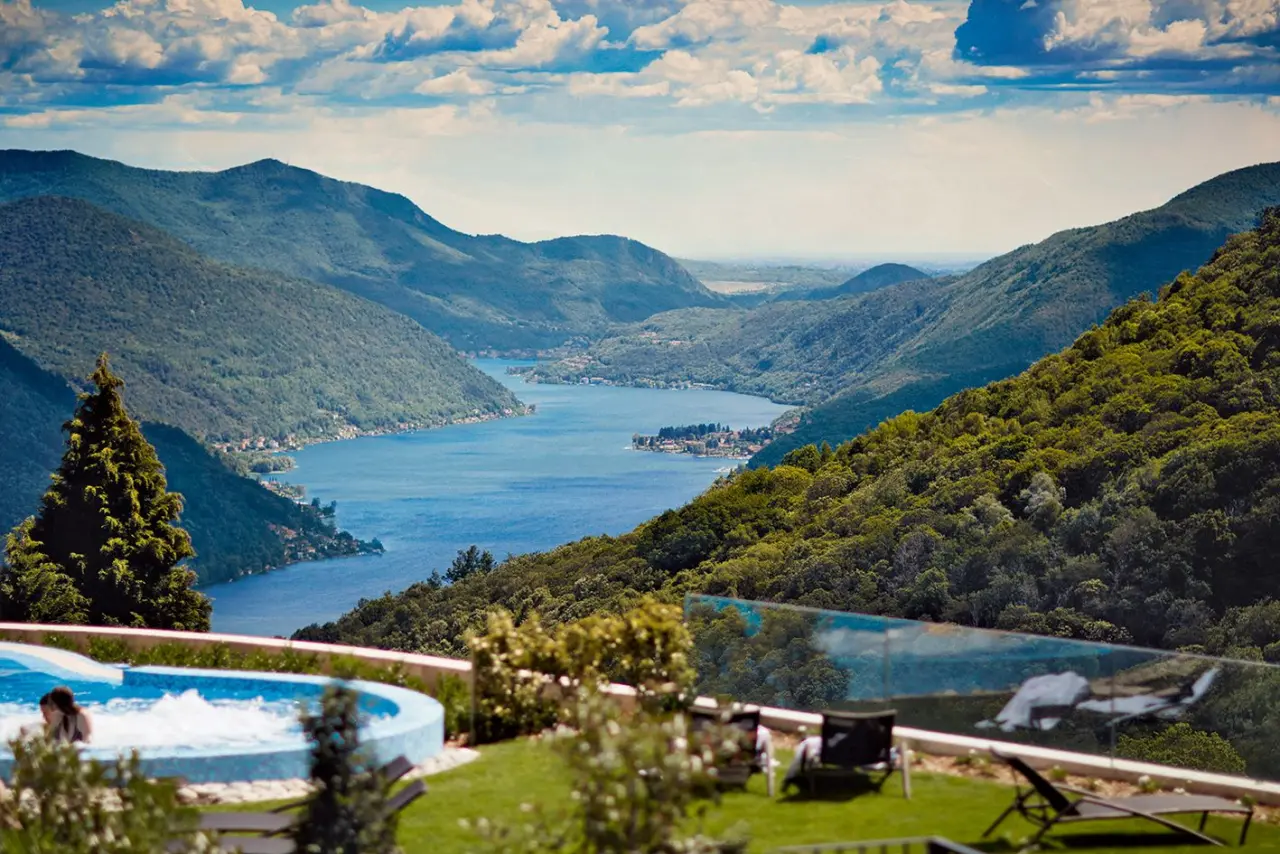 Aussen-Whirlpool mit Panoramablick auf den Luganersee und die Tessiner Alpen im Kurhaus Cademario.