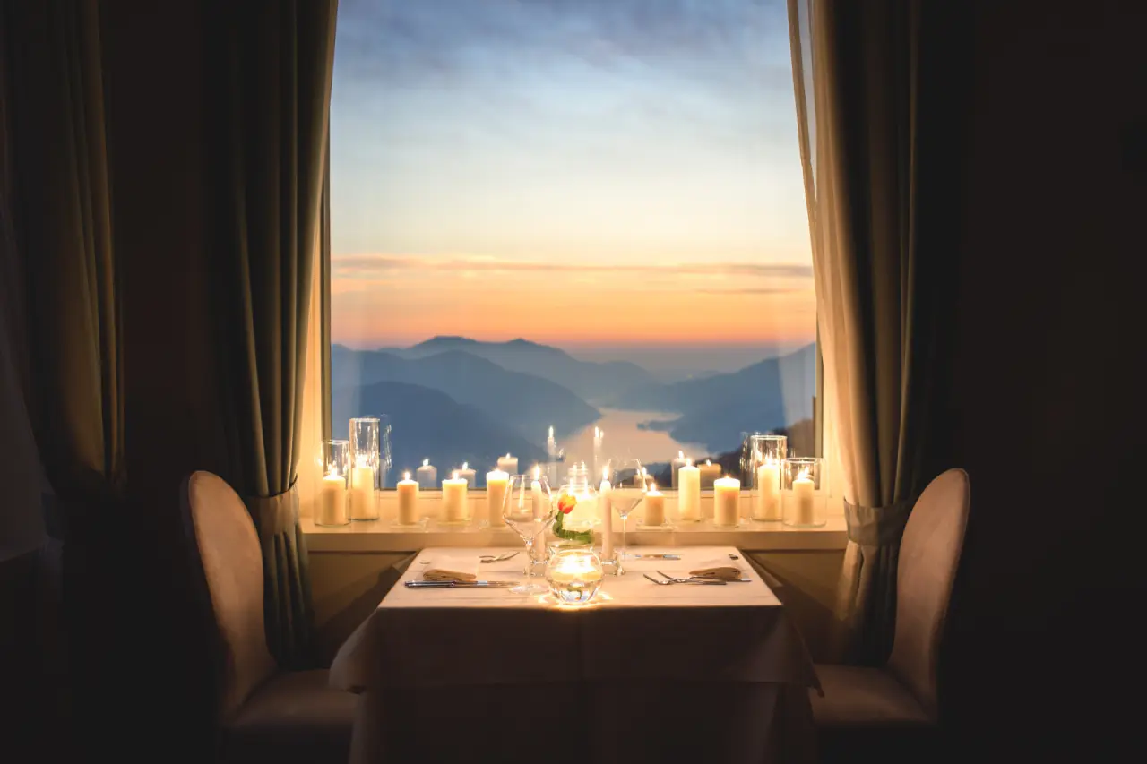 Romantisches Abendessen bei Kerzenschein mit Panoramablick auf den Luganersee und die Berge im Kurhaus Cademario.