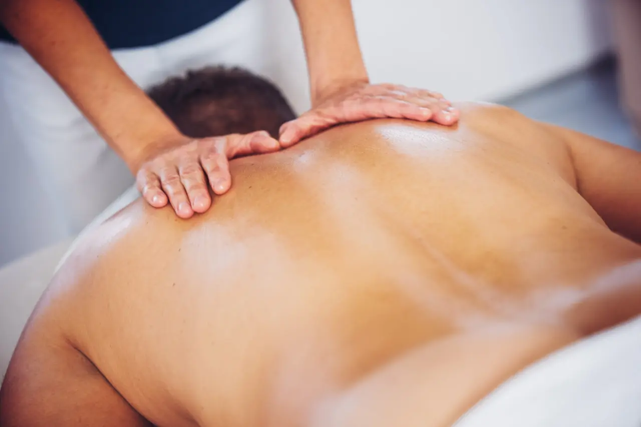 Professionelle Rückenmassage im Spa-Bereich des Hotel Lebensquell für tiefe Entspannung und Wohlbefinden.