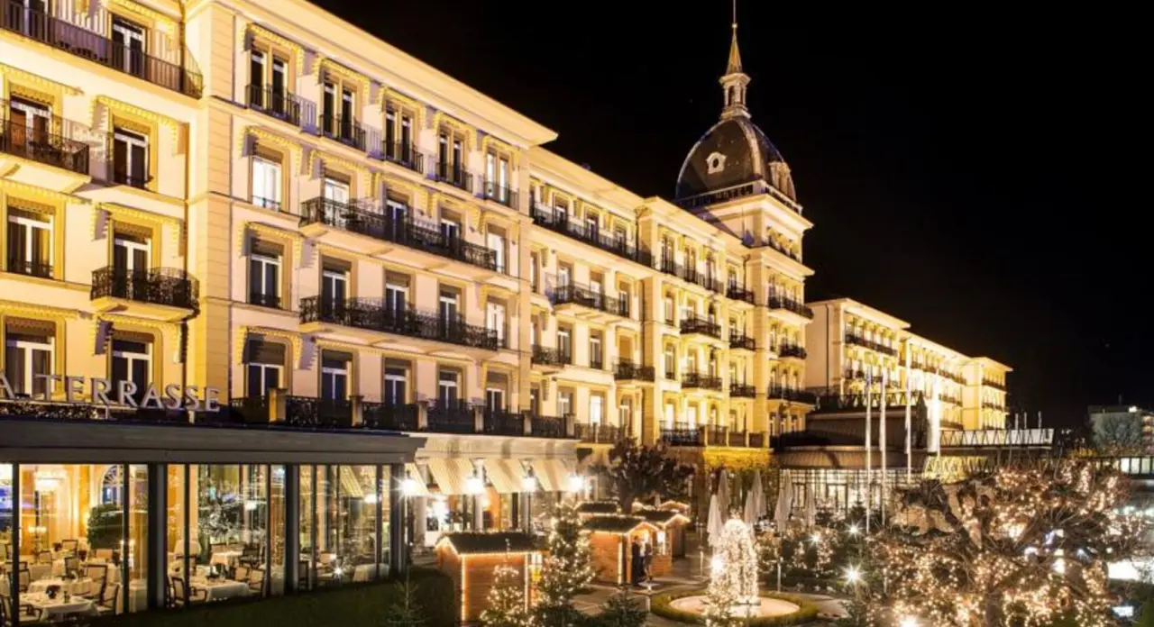 Victoria-Jungfrau Grand Hotel & Spa in Interlaken – Beleuchtete Außenansicht bei Nacht | Wellnesshotel Berner Oberland