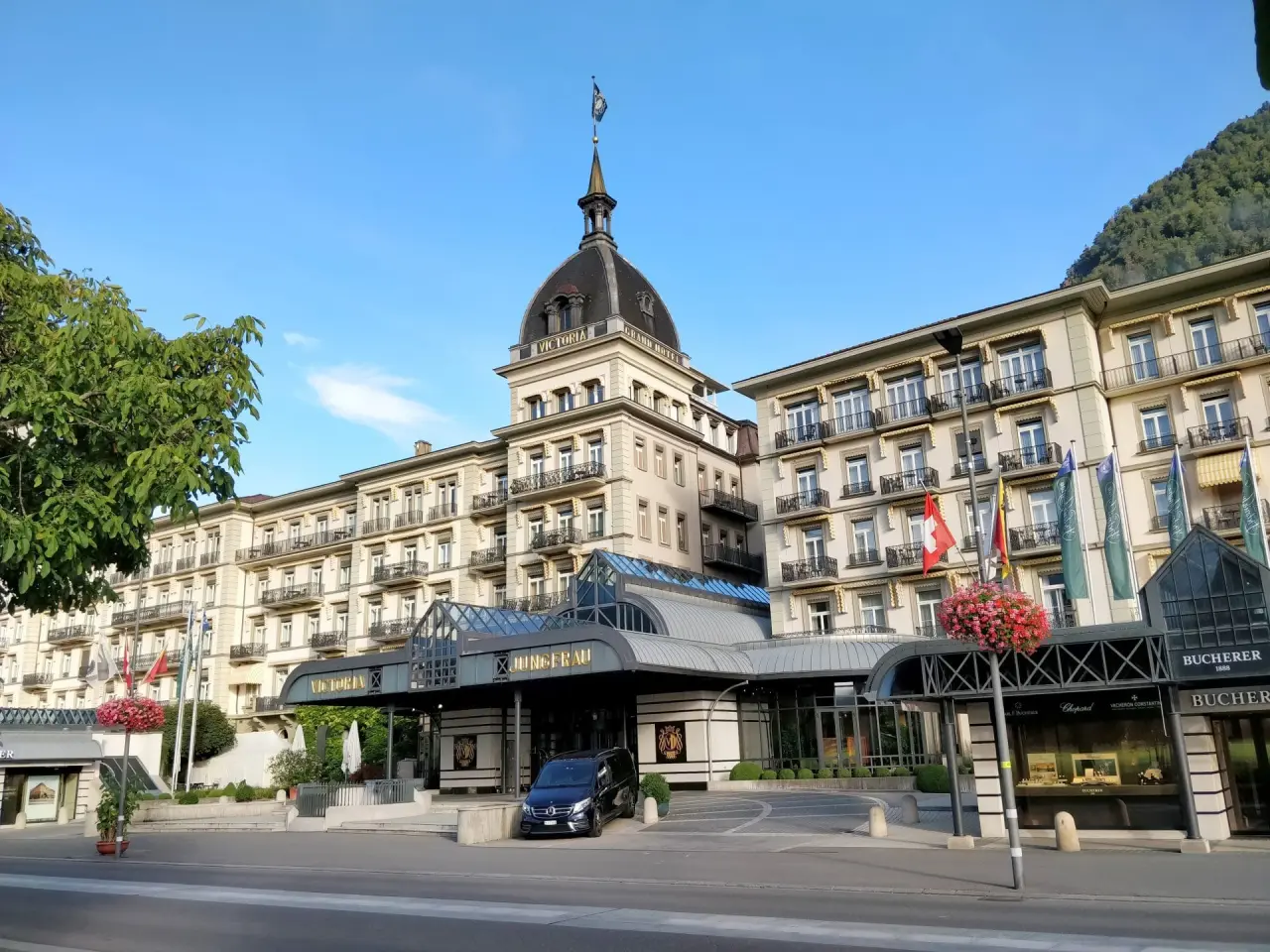 Victoria-Jungfrau Grand Hotel & Spa in Interlaken – Historische Fassade und Haupteingang | Wellnesshotel Berner Oberland