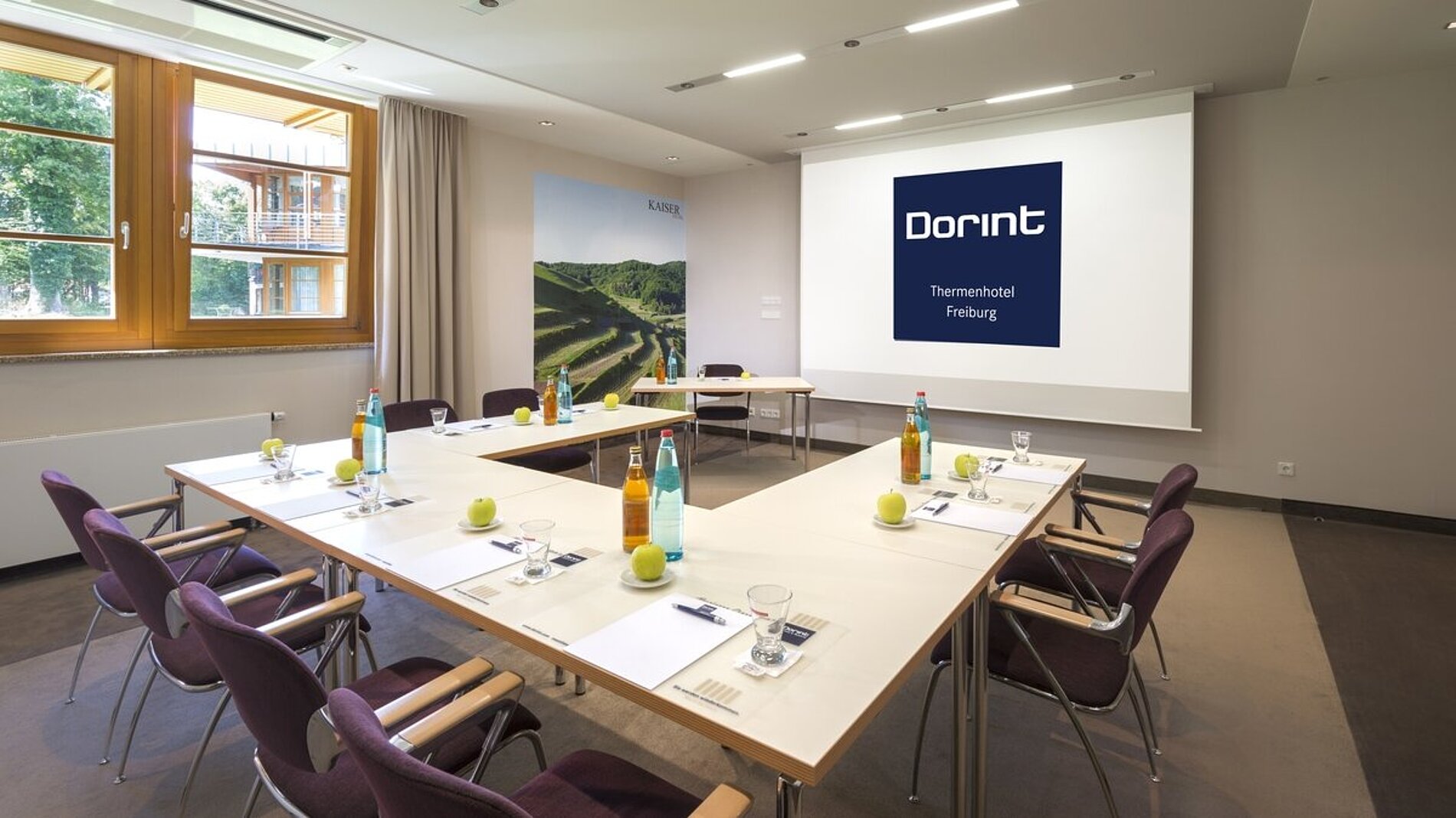 Dorint An den Thermen in Freiburg-Süd – Heller Konferenzraum in U-Form für Tagungen | Wellnesshotel Schwarzwald