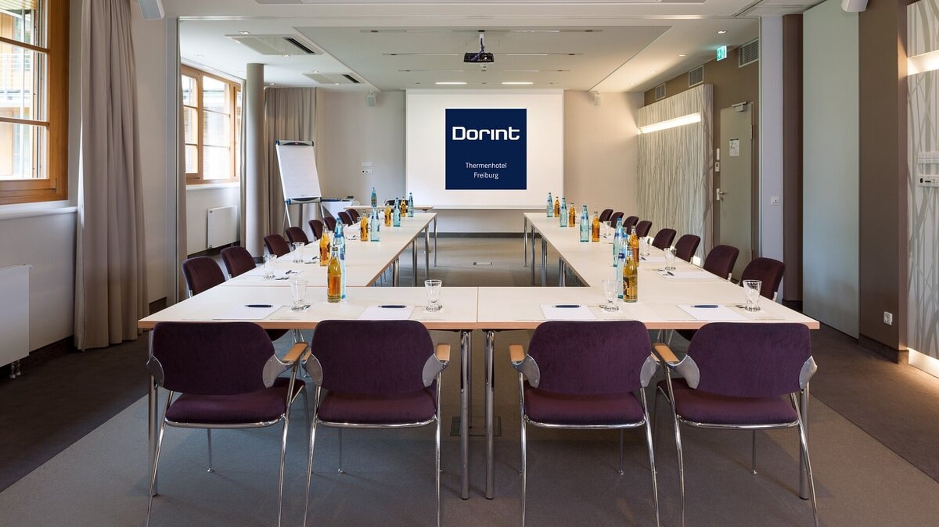 Dorint An den Thermen in Freiburg-Süd – Geräumiger Tagungsraum mit Tischen und Stühlen | Wellnesshotel Schwarzwald