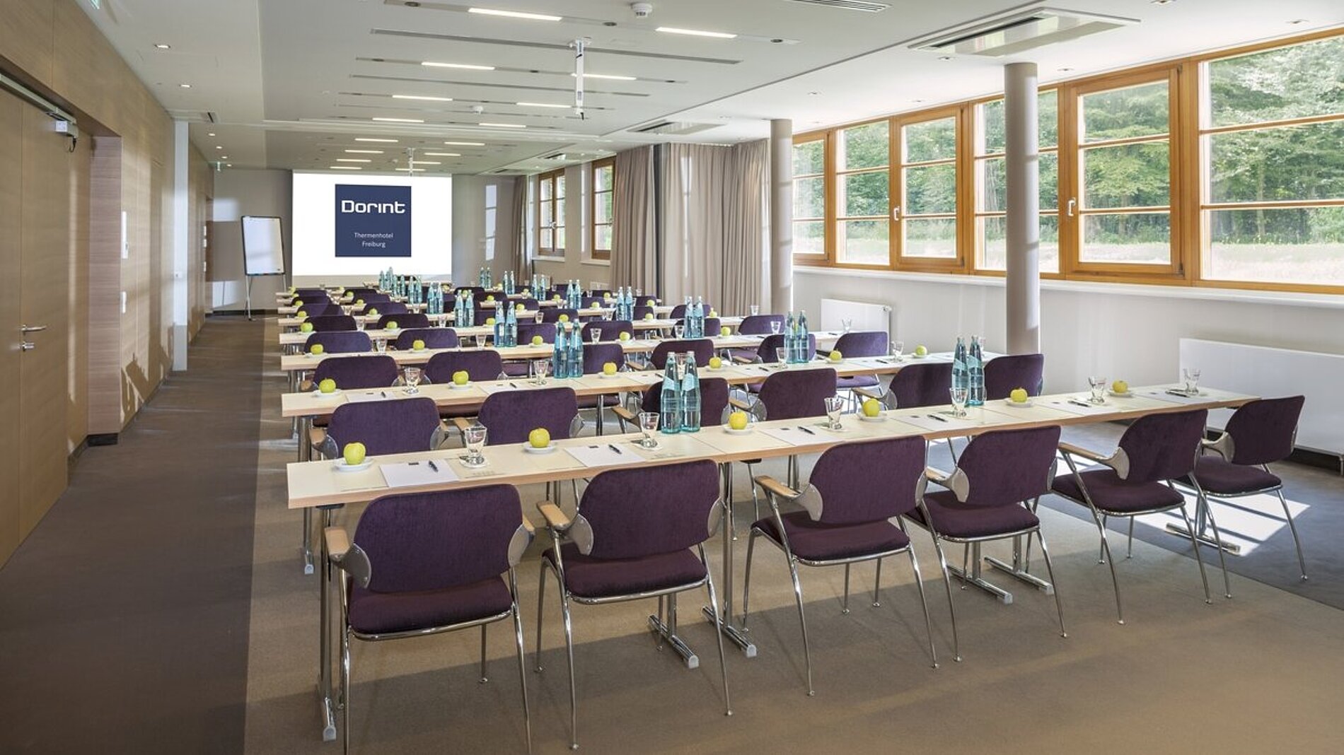 Dorint An den Thermen in Freiburg-Süd – Großer Seminarraum in Reihenbestuhlung mit Tageslicht | Wellnesshotel Schwarzwald