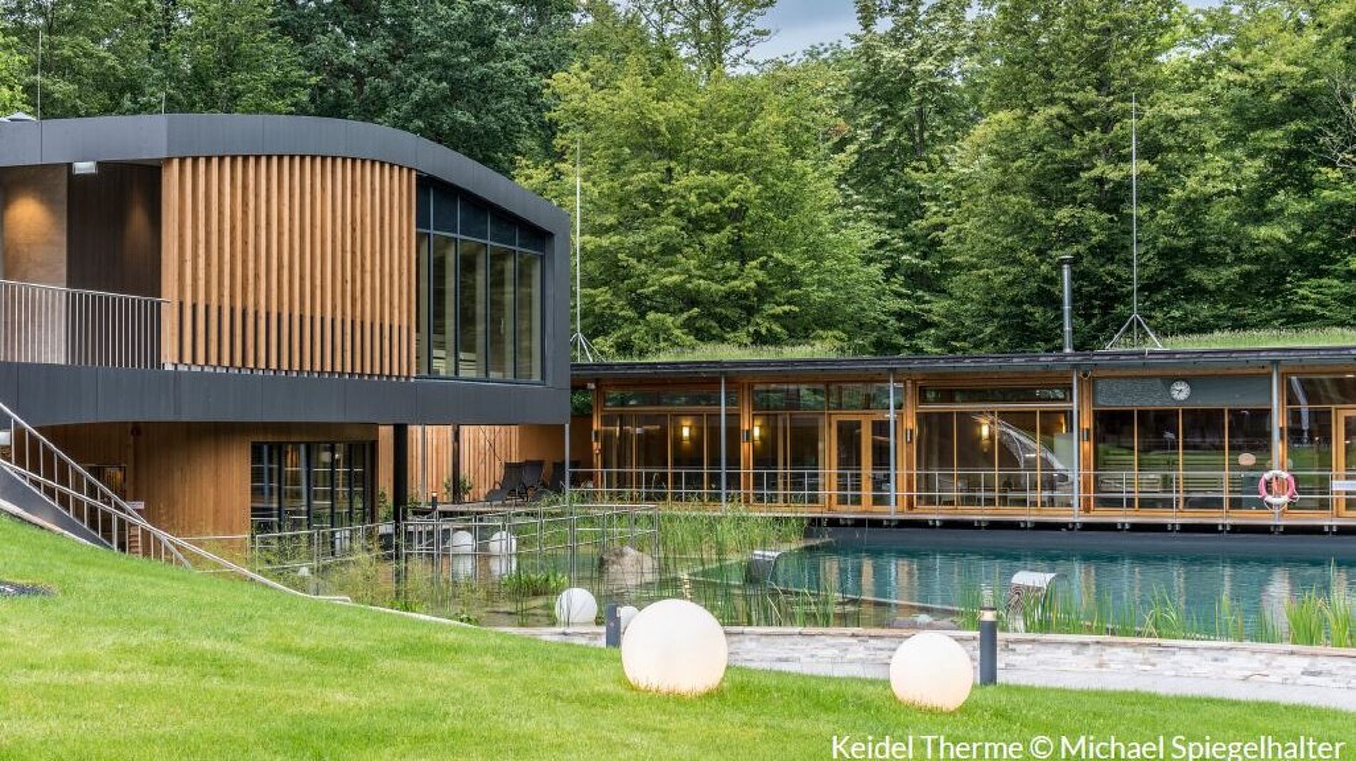 Dorint An den Thermen in Freiburg-Süd – Moderne Thermenarchitektur mit Naturpool und Grünflächen | Wellnesshotel Schwarzwald