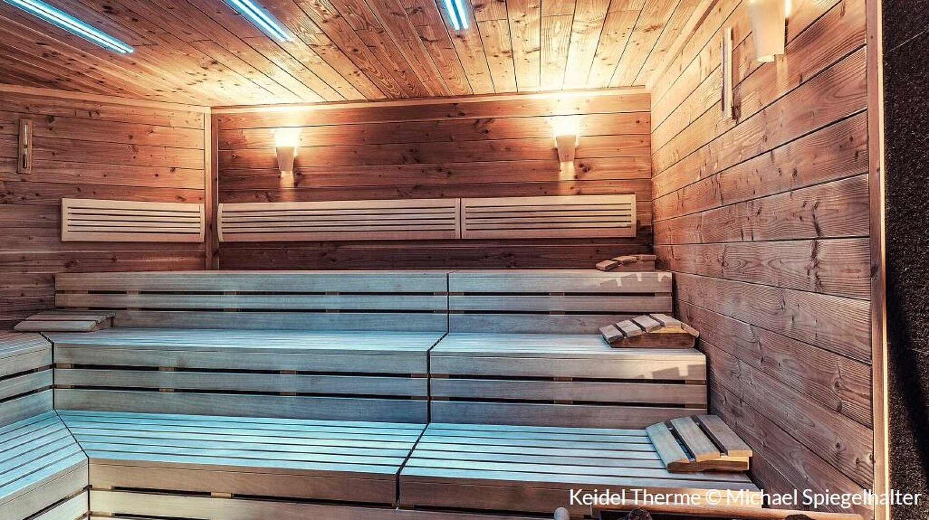 Dorint An den Thermen in Freiburg-Süd – Moderne Holzsauna mit warmem Licht | Wellnesshotel Schwarzwald