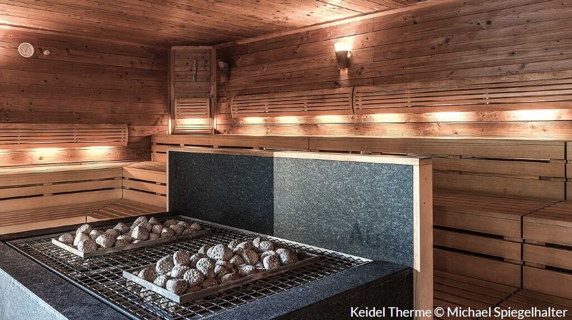 Dorint An den Thermen in Freiburg-Süd – Sauna mit heißen Steinen und Holzbänken | Wellnesshotel Schwarzwald