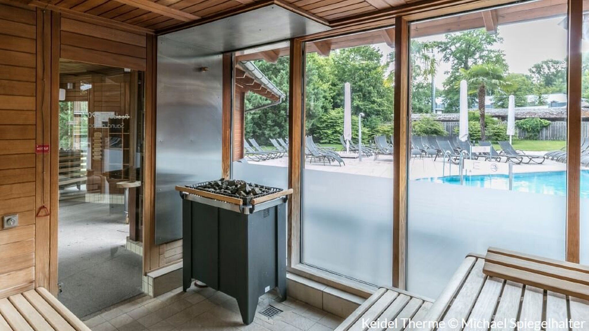 Dorint An den Thermen in Freiburg-Süd – Sauna mit Blick auf den Außenpool | Wellnesshotel Schwarzwald