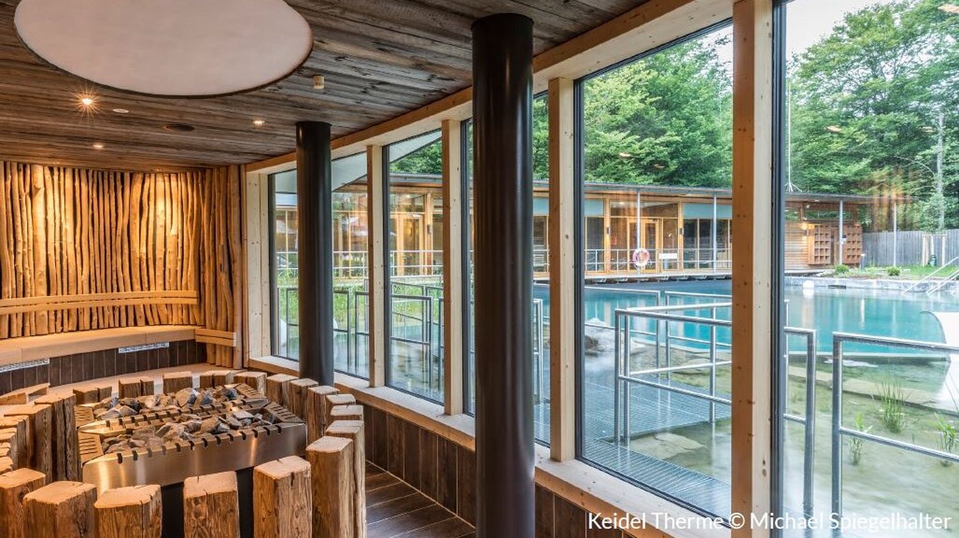 Dorint An den Thermen in Freiburg-Süd – Sauna-Lounge mit Blick auf den Außenpool | Wellnesshotel Schwarzwald