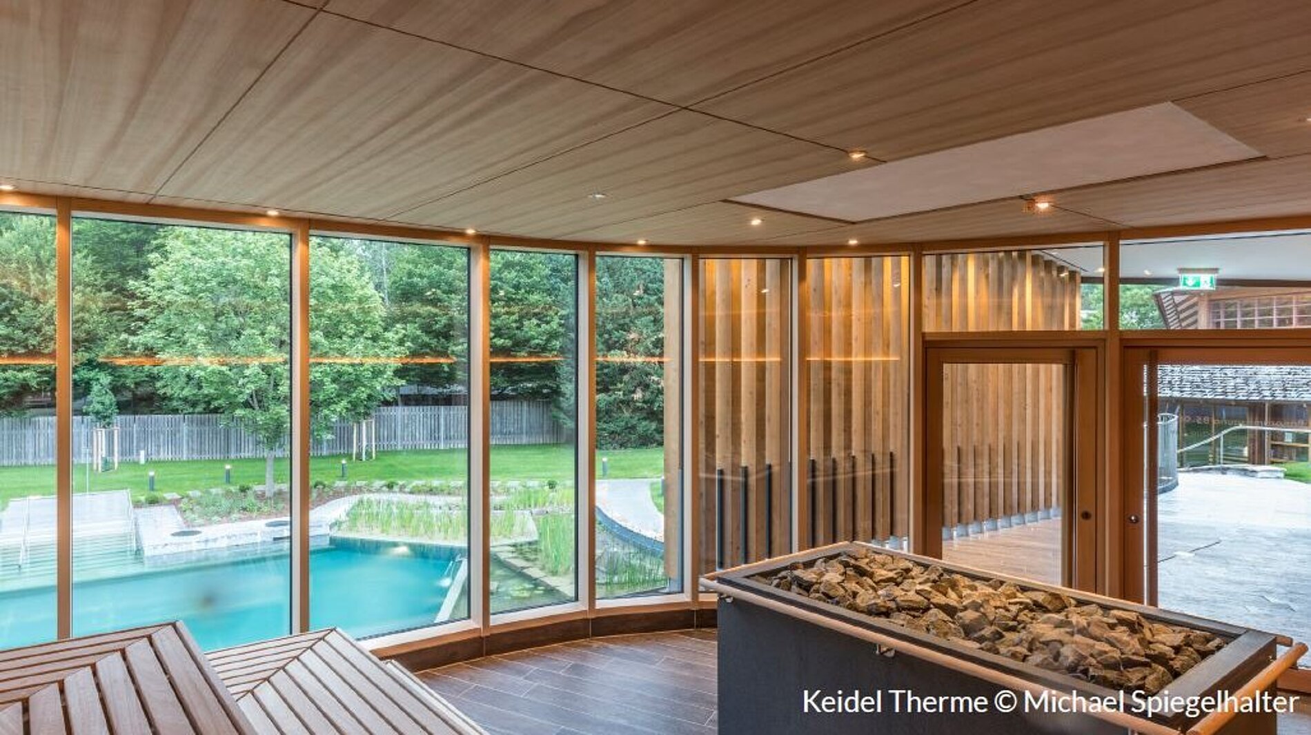 Dorint An den Thermen in Freiburg-Süd – Helle Sauna mit Panoramablick auf Pool und Garten | Wellnesshotel Schwarzwald