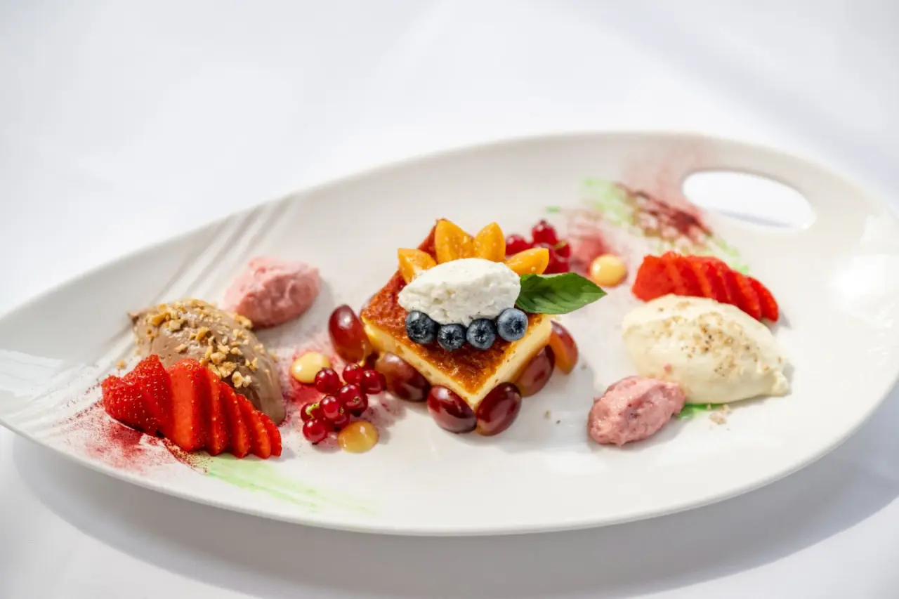 Kreativ angerichtetes Dessert mit Früchten, Eis und Gebäck im Restaurant des Ringhotel Köhlers Forsthaus.