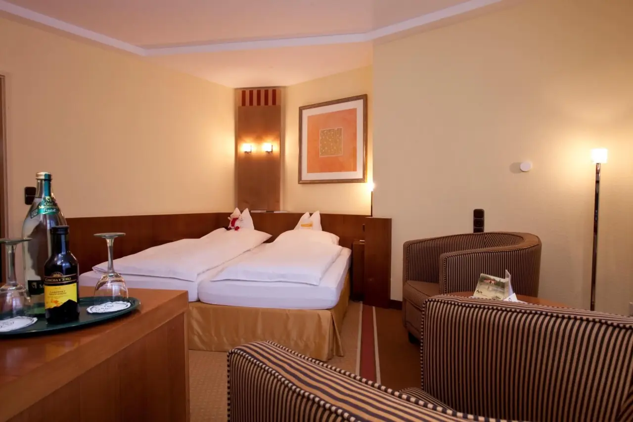 Gemütliches Doppelzimmer mit zwei Einzelbetten und Sitzbereich im Ringhotel Köhlers Forsthaus.