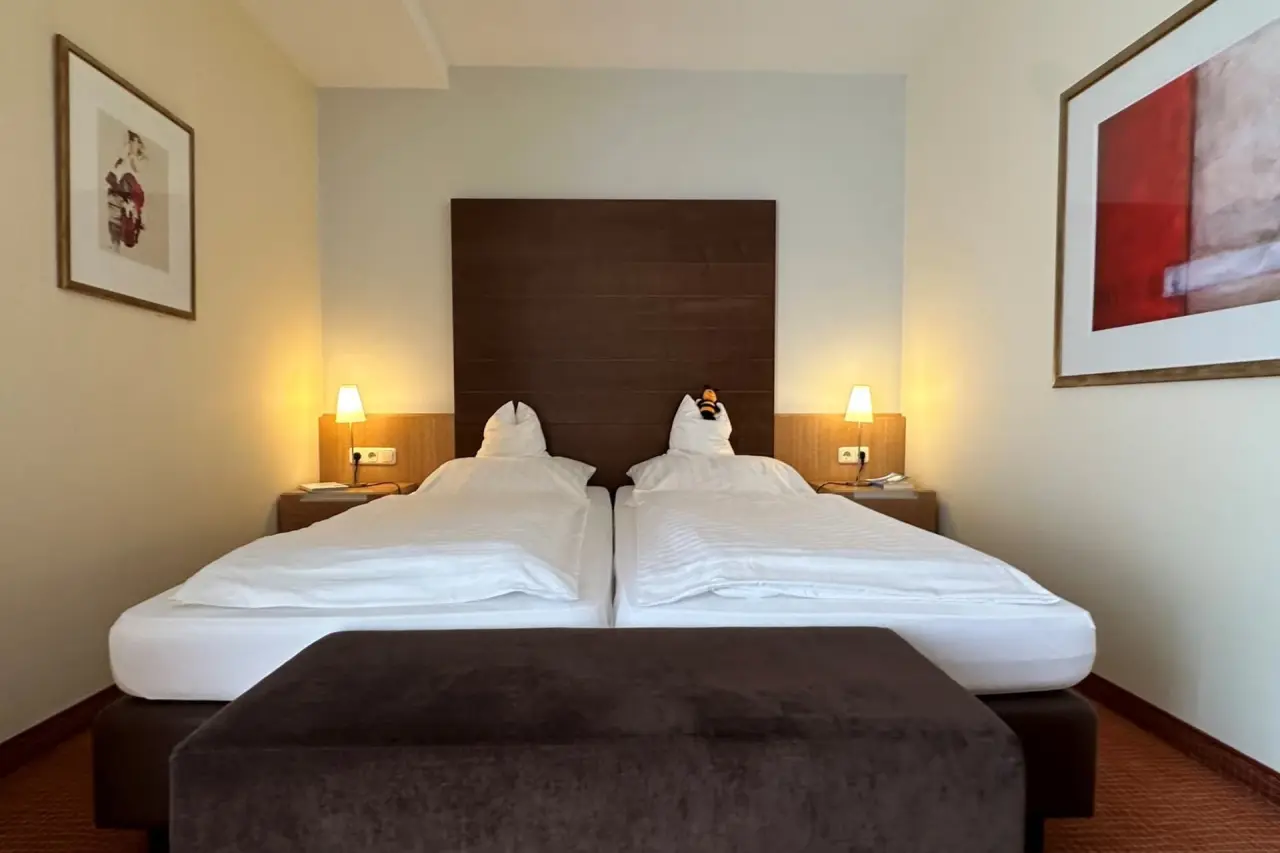 Gemütliches Doppelzimmer mit getrennten Betten und Nachttischlampen im Ringhotel Köhlers Forsthaus.