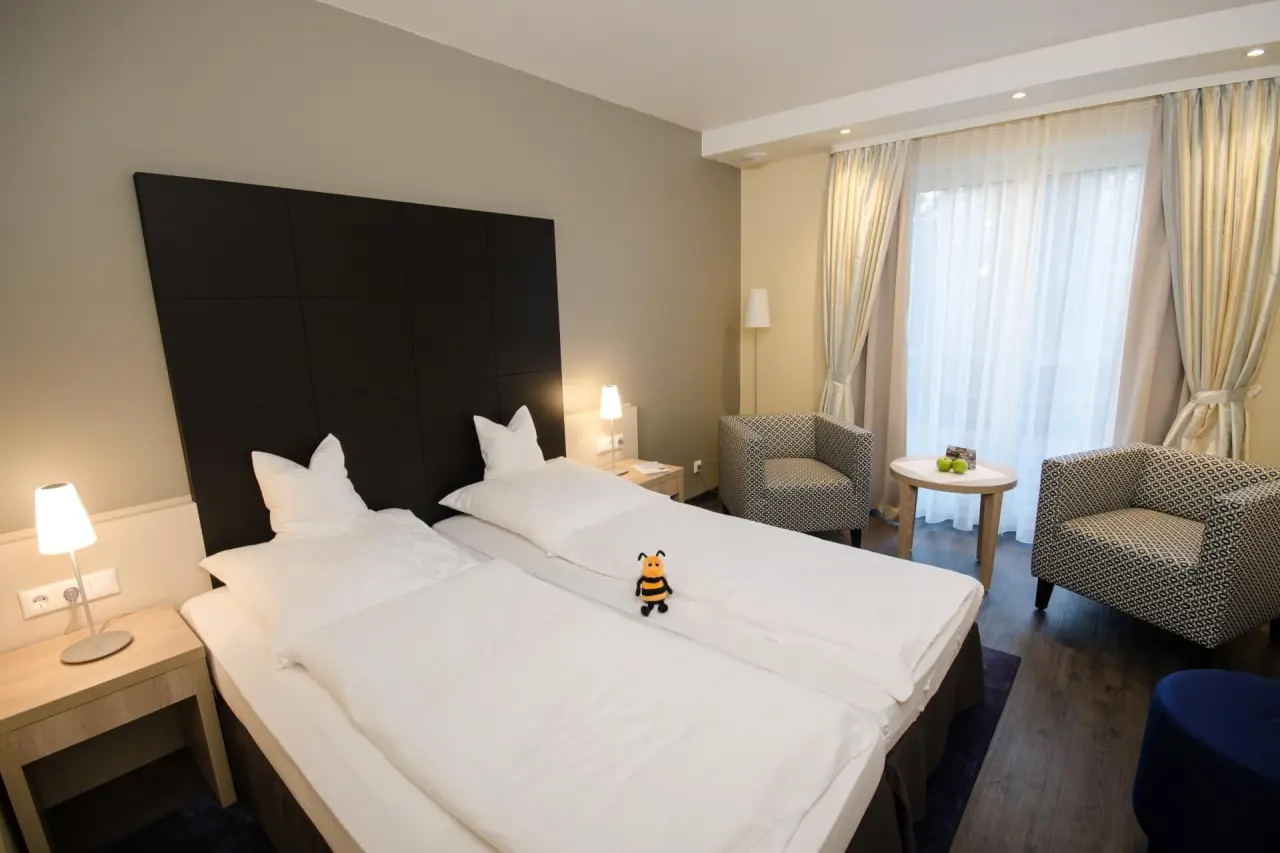 Gemütliches Doppelzimmer mit bequemen Betten und Sitzbereich im Ringhotel Köhlers Forsthaus.