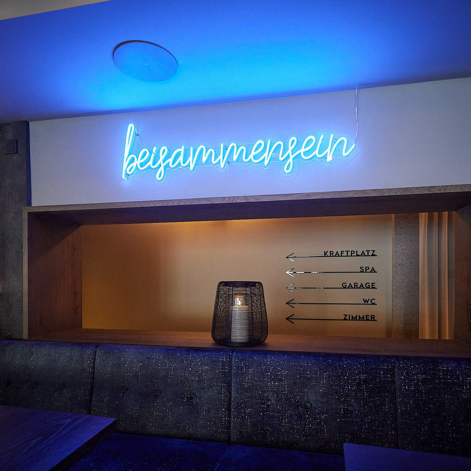 Soulsisters’ Hotel in Kaprun – Neon-Schriftzug "beisammensein" und Wegweiser im Hotel | Wellnesshotel Zell am See-Kaprun