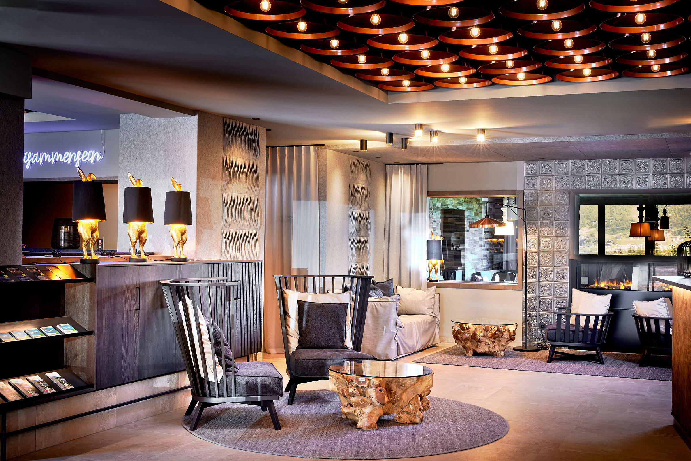 Soulsisters’ Hotel in Kaprun – Elegante Lobby mit stilvoller Beleuchtung und Sitzbereichen | Wellnesshotel Salzburger Land
