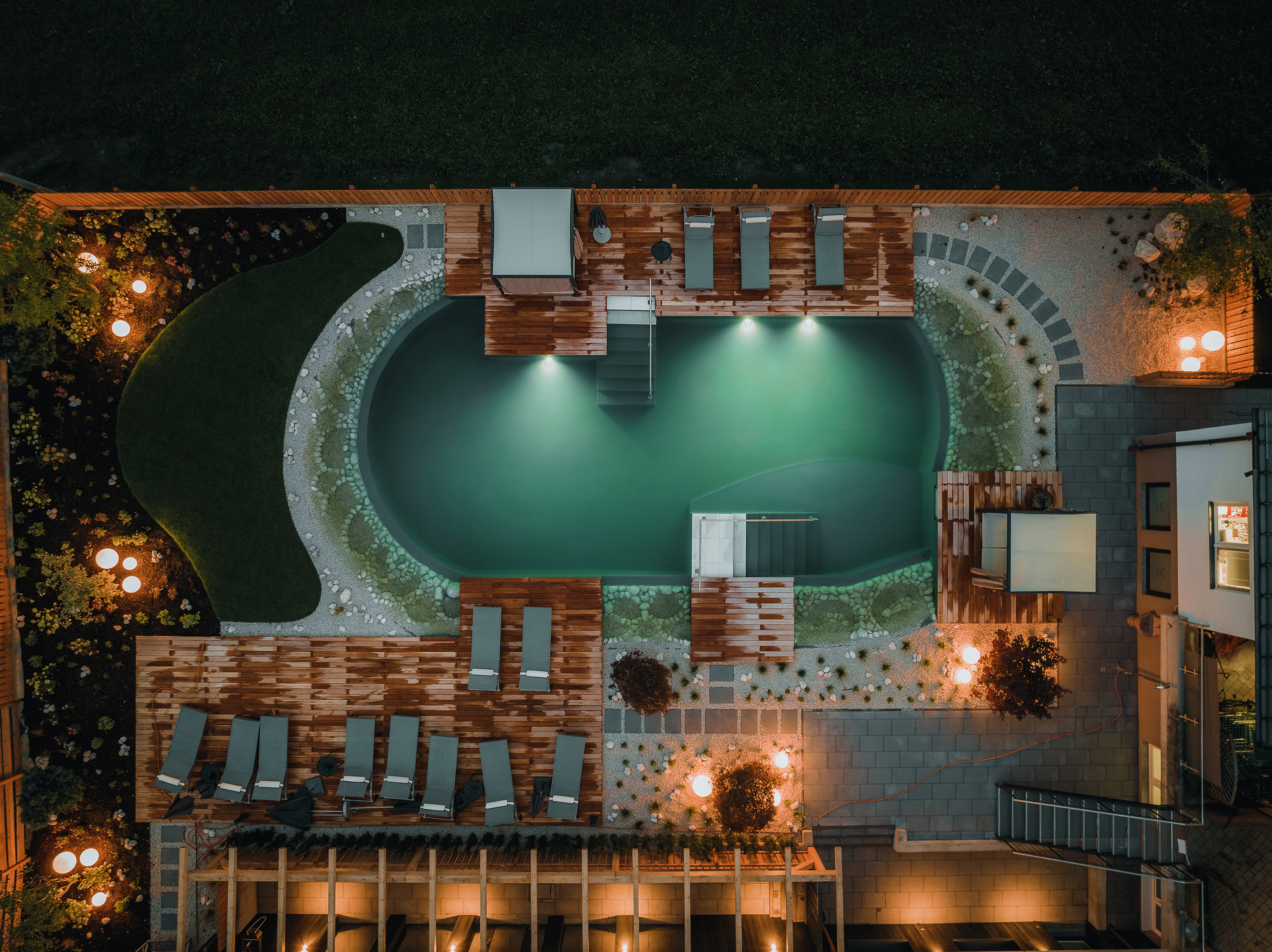 Soulsisters’ Hotel in Kaprun – Beleuchteter Außenpool mit Liegebereichen bei Nacht | Wellnesshotel Zell am See-Kaprun