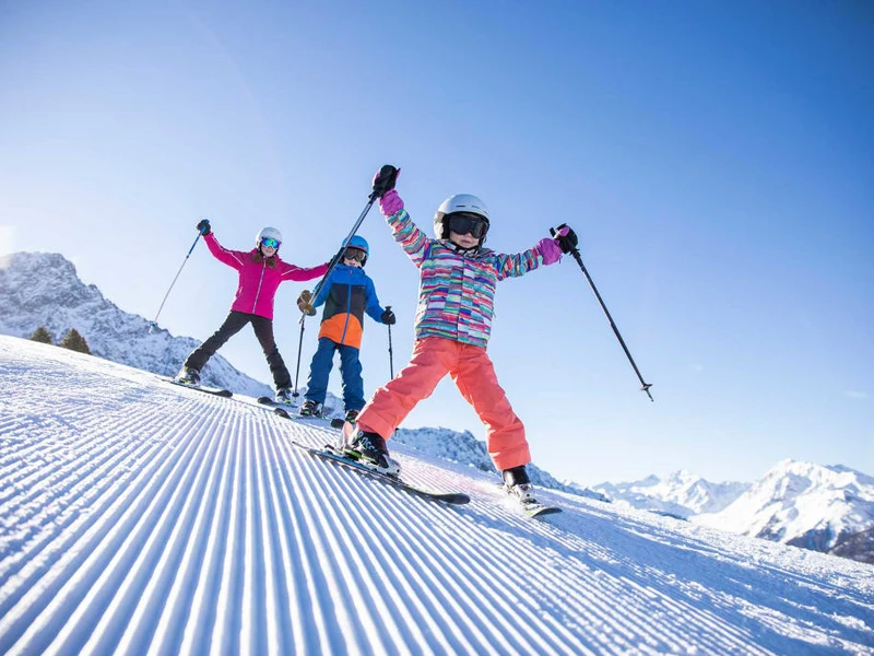 Posthotel Kassl in Oetz – Kinder beim Skifahren auf einer präparierten Piste in den Alpen | Wellnesshotel Tirol