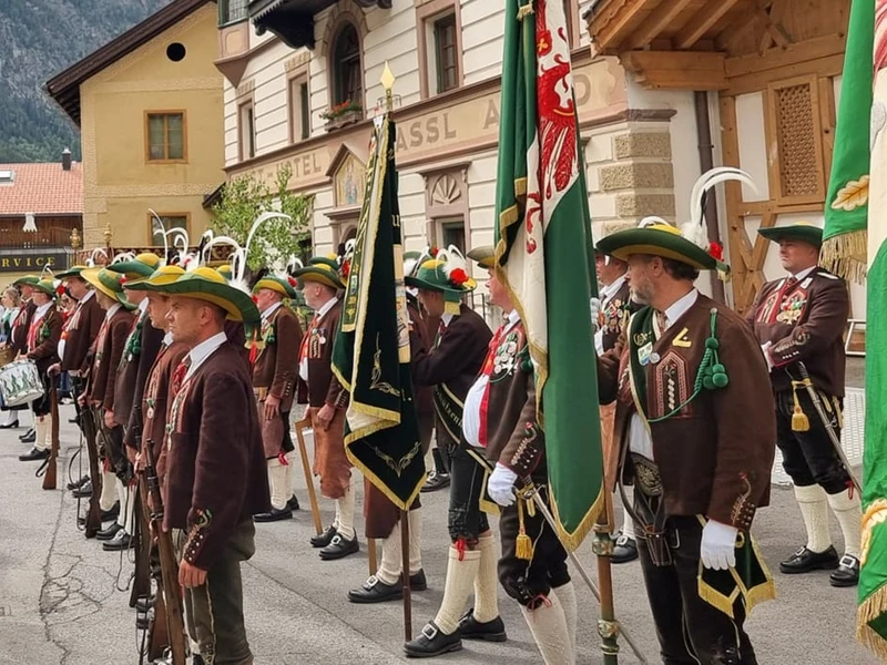 Posthotel Kassl in Oetz – Traditionelle Trachtengruppe vor dem Hotelgebäude | Wellnesshotel Tirol