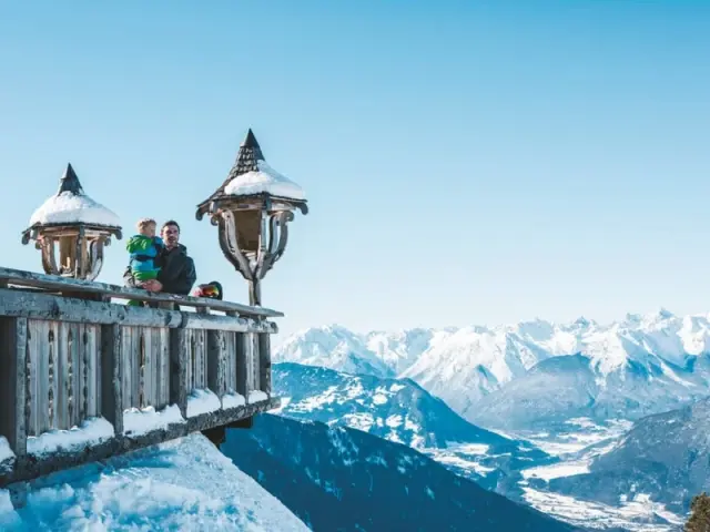 Posthotel Kassl in Oetz – Vater mit Kind auf einer Aussichtsplattform mit Alpenpanorama | Wellnesshotel Tirol