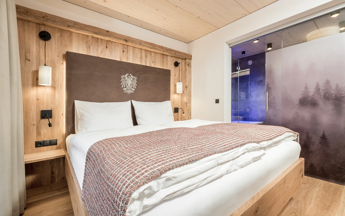 Posthotel Kassl in Oetz – Modernes Doppelzimmer mit Holzelementen und Walddusche | Wellnesshotel Tirol