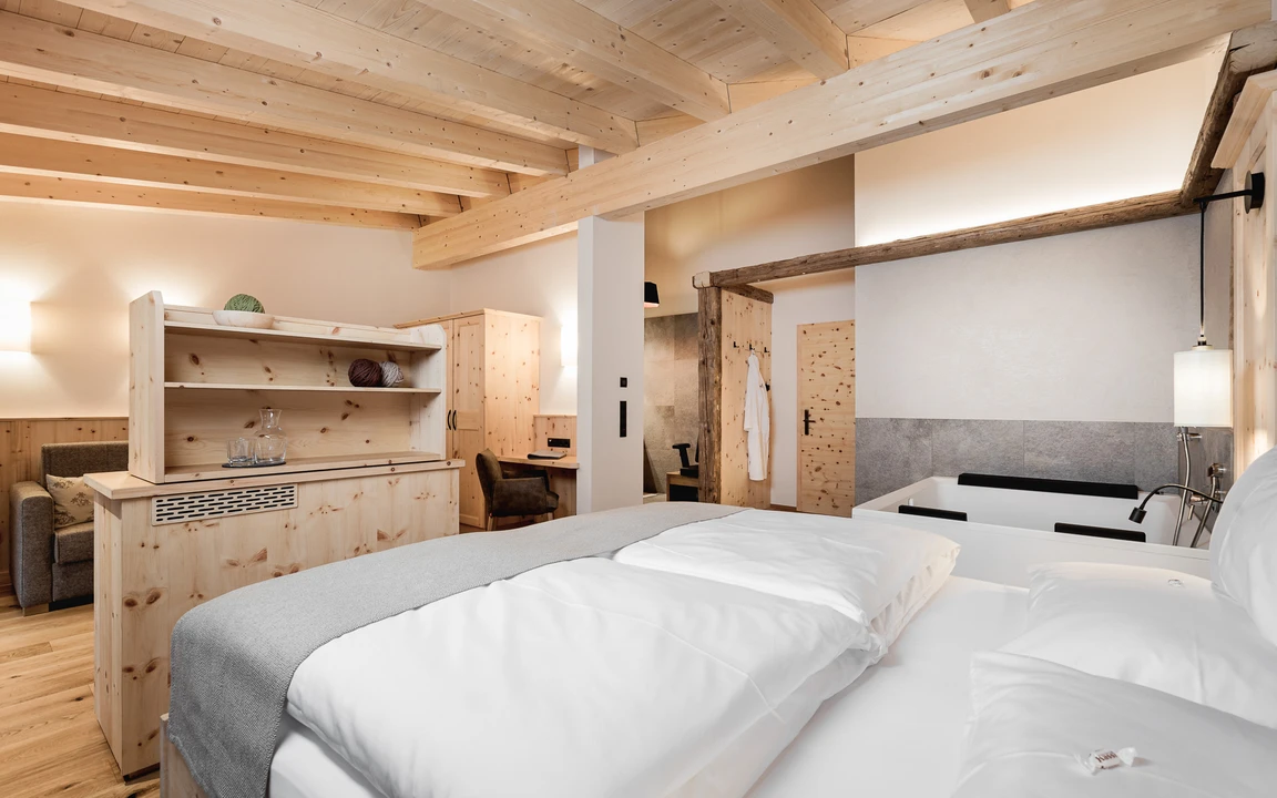 Posthotel Kassl in Oetz – Geräumiges Zimmer mit Holzbalken und Badewanne | Wellnesshotel Tirol