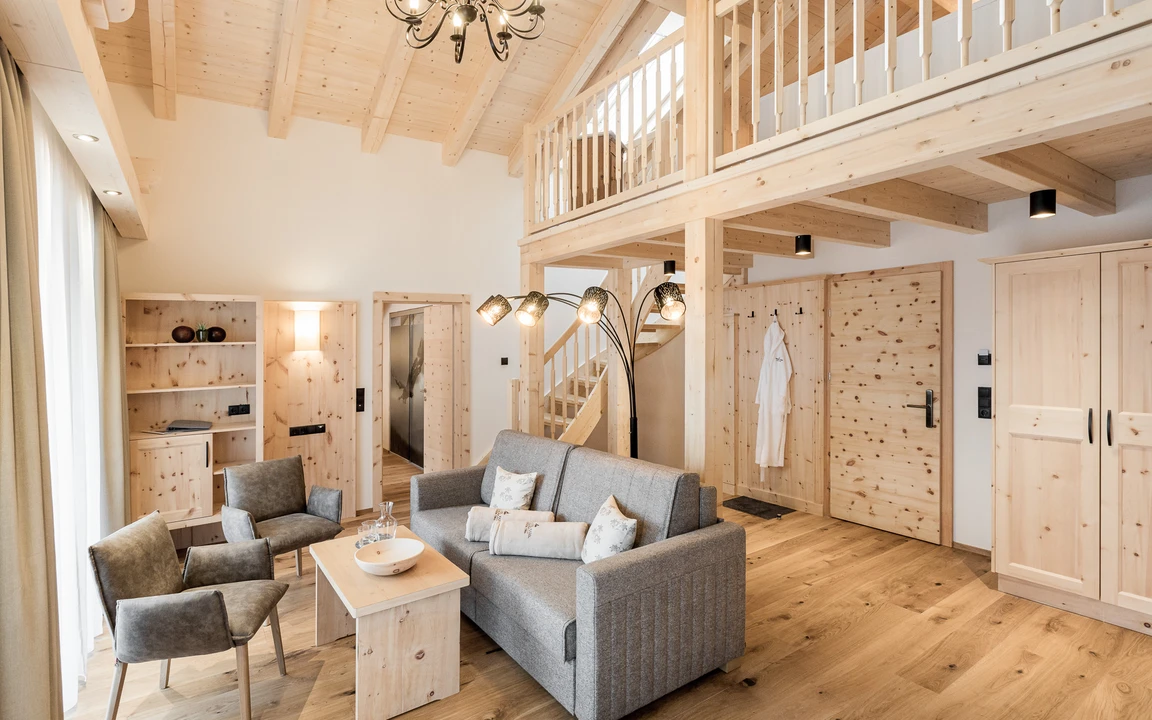 Posthotel Kassl in Oetz – Helle Suite mit Galerie und Holzbalken | Wellnesshotel Tirol