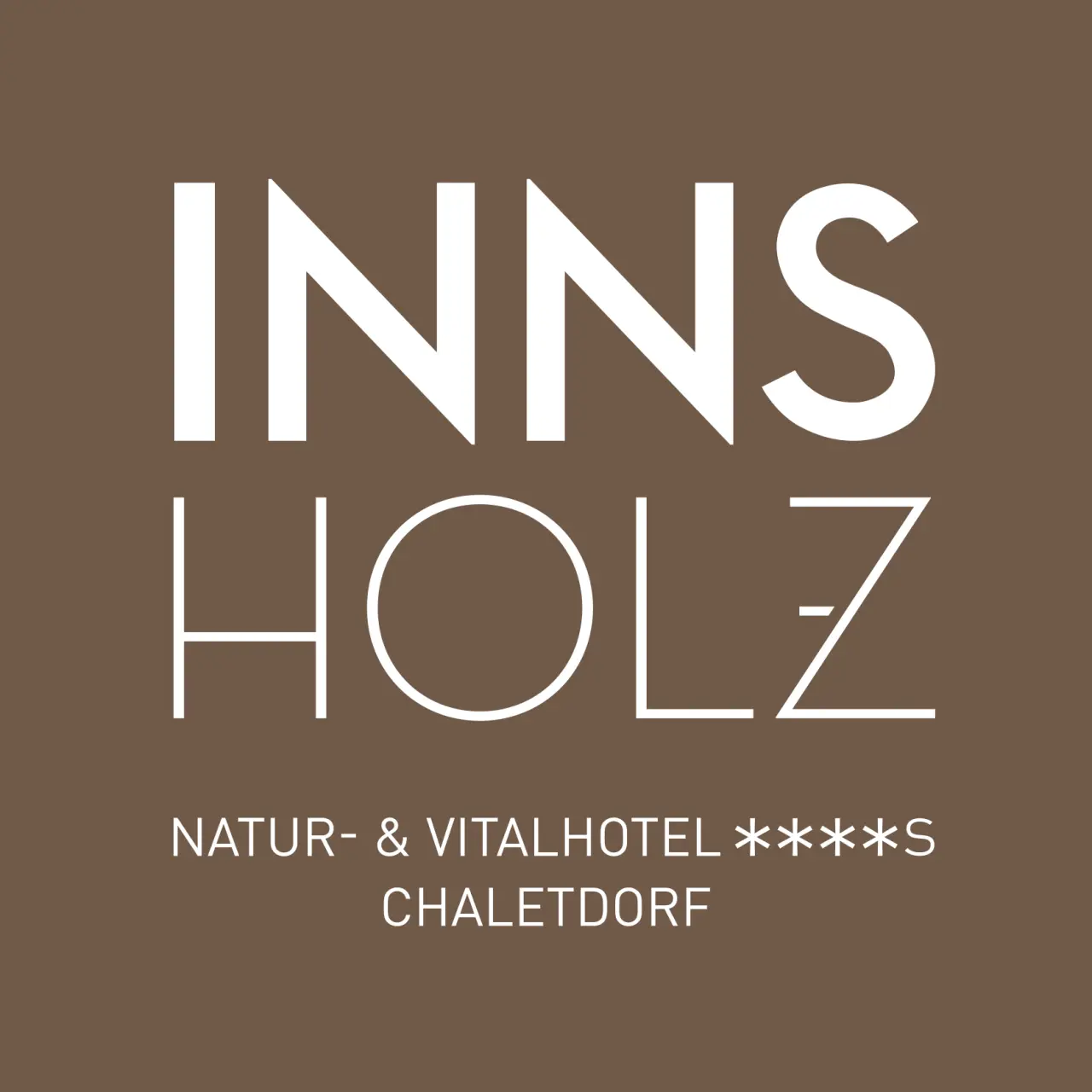 Logo des INNs HOLZ Natur- & Vitalhotel ****S Chaletdorf. Weisse Schrift auf braunem Hintergrund.