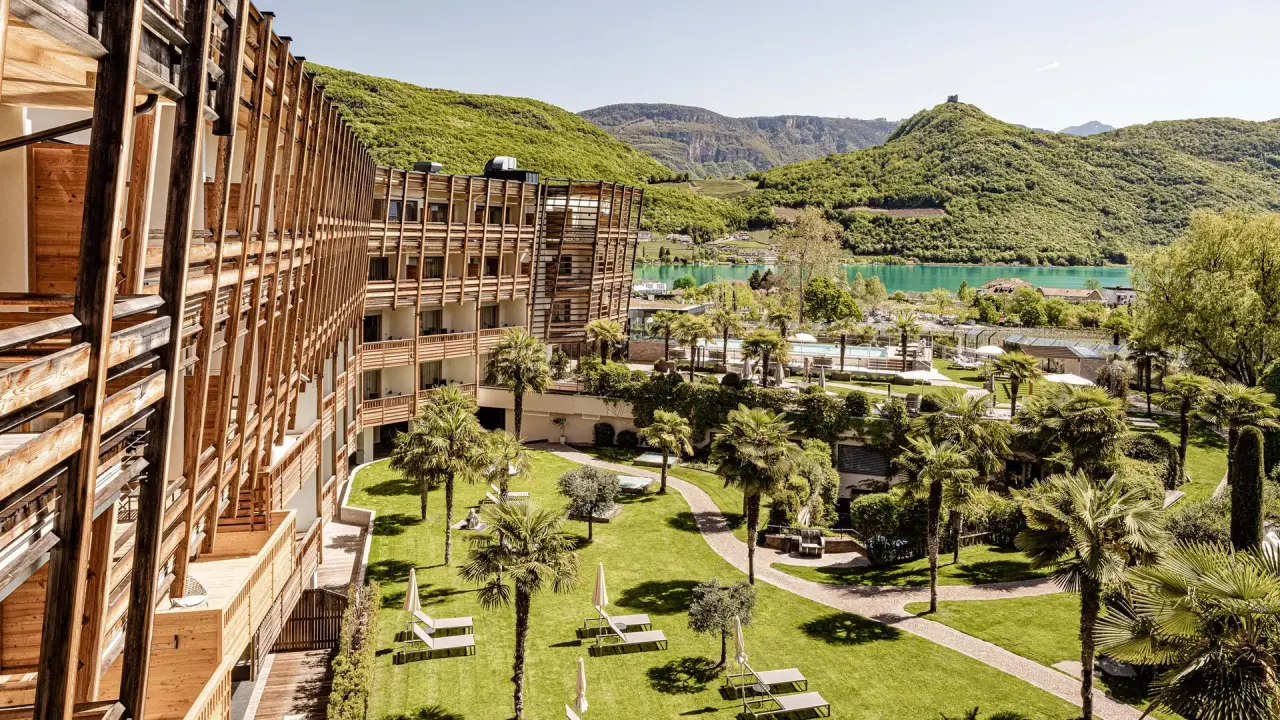 SEELEITEN - Lake Spa Hotel in Kaltern – Außenansicht mit Gartenanlage und Blick auf den Kalterer See | Wellnesshotel Südtirol