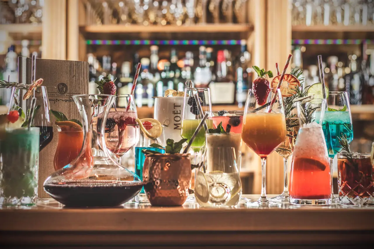 Vielfältige, farbenfrohe Cocktails an der Bar des Hotel Bayerwaldhof, einladend präsentiert.