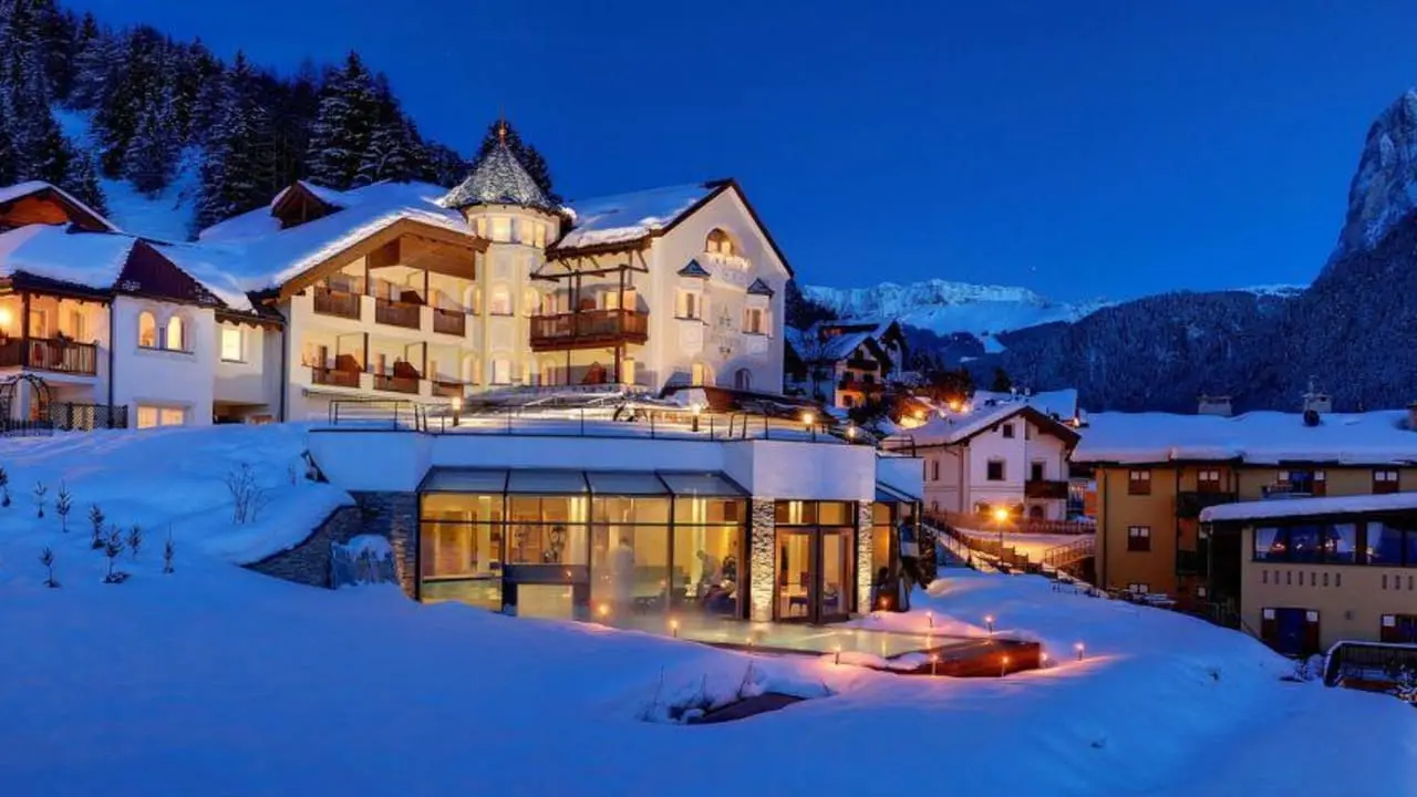 Alpenheim Charming Hotel & Spa in St. Ulrich – Beleuchtete Außenansicht mit Spa im Winter | Wellnesshotel Südtirol