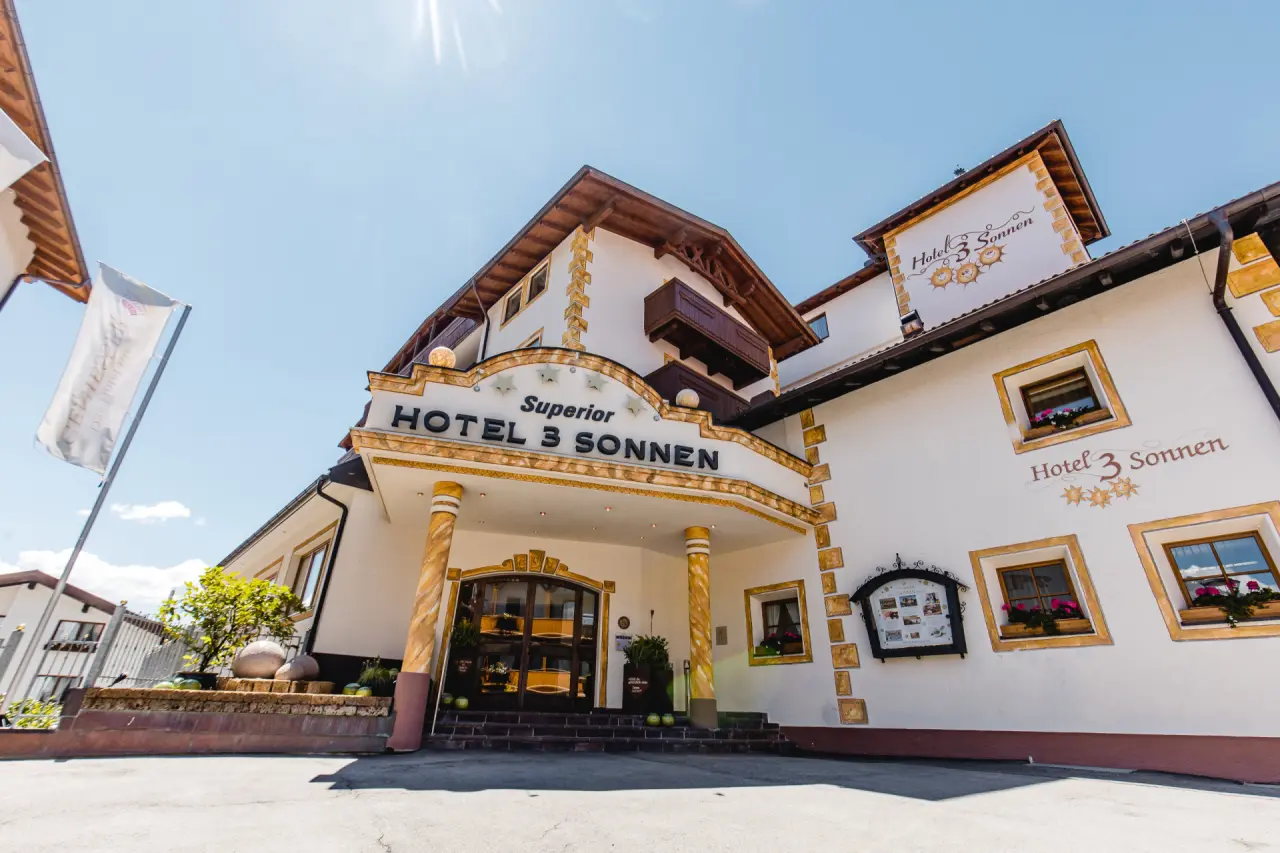 Aussenansicht des Superior Hotel 3 Sonnen in Serfaus an einem sonnigen Tag mit traditioneller Architektur und Eingangsbereich.