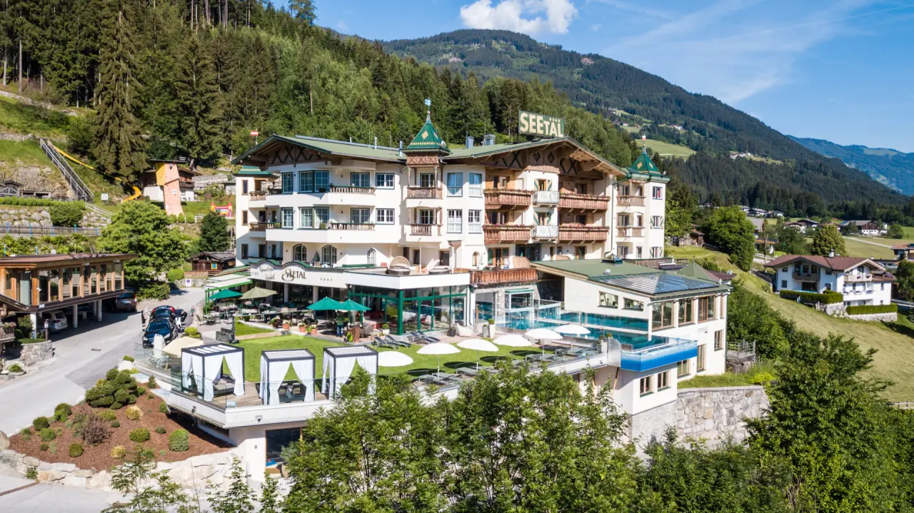 Alpin Family Resort Seetal mit Infinity Pool und Sonnenterrasse in malerischer Berglandschaft