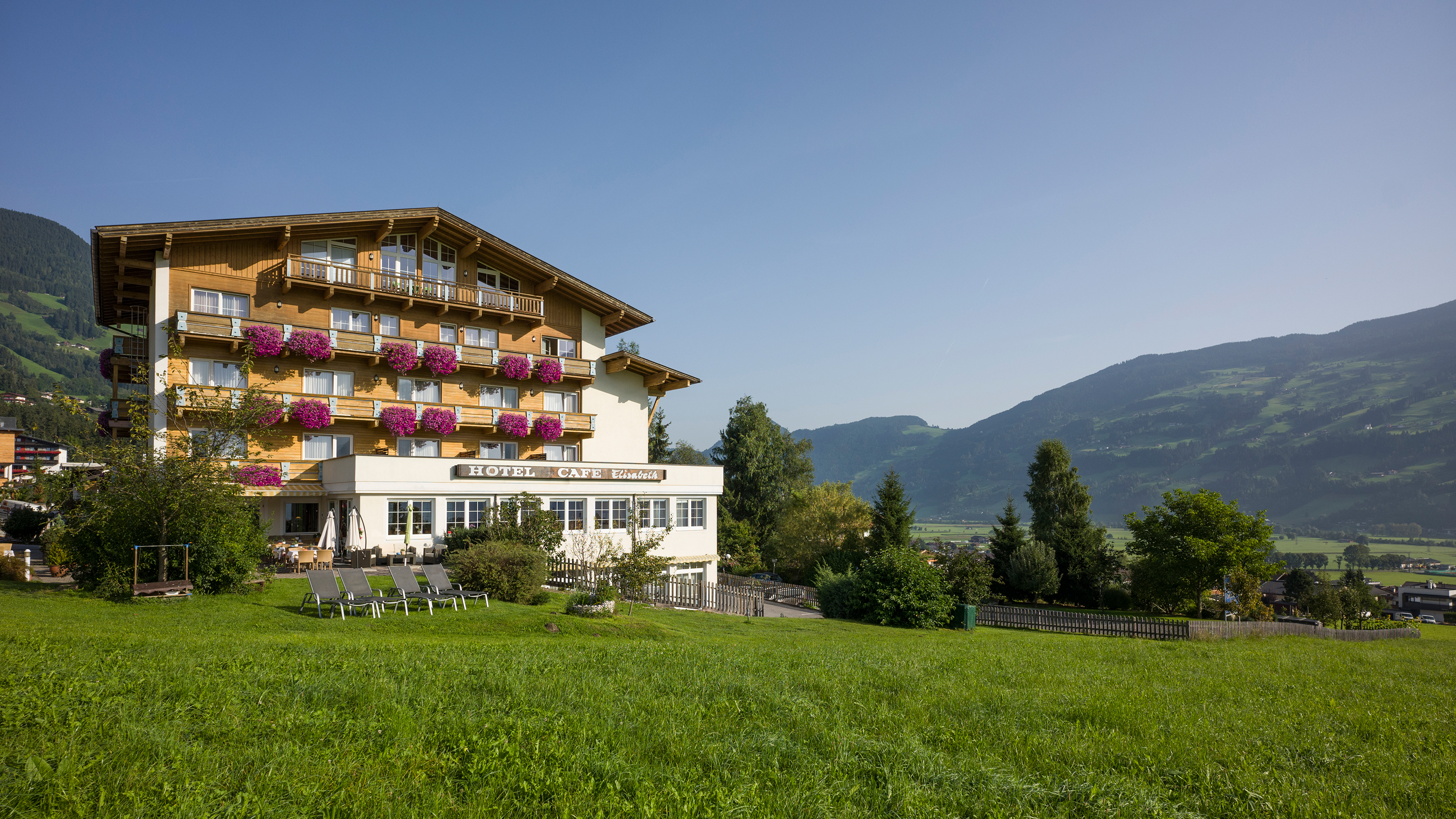 Hotel Elisabeth in Fügen – Traditionelles Hotelgebäude mit Balkonen im Zillertal | Wellnesshotel Zillertal