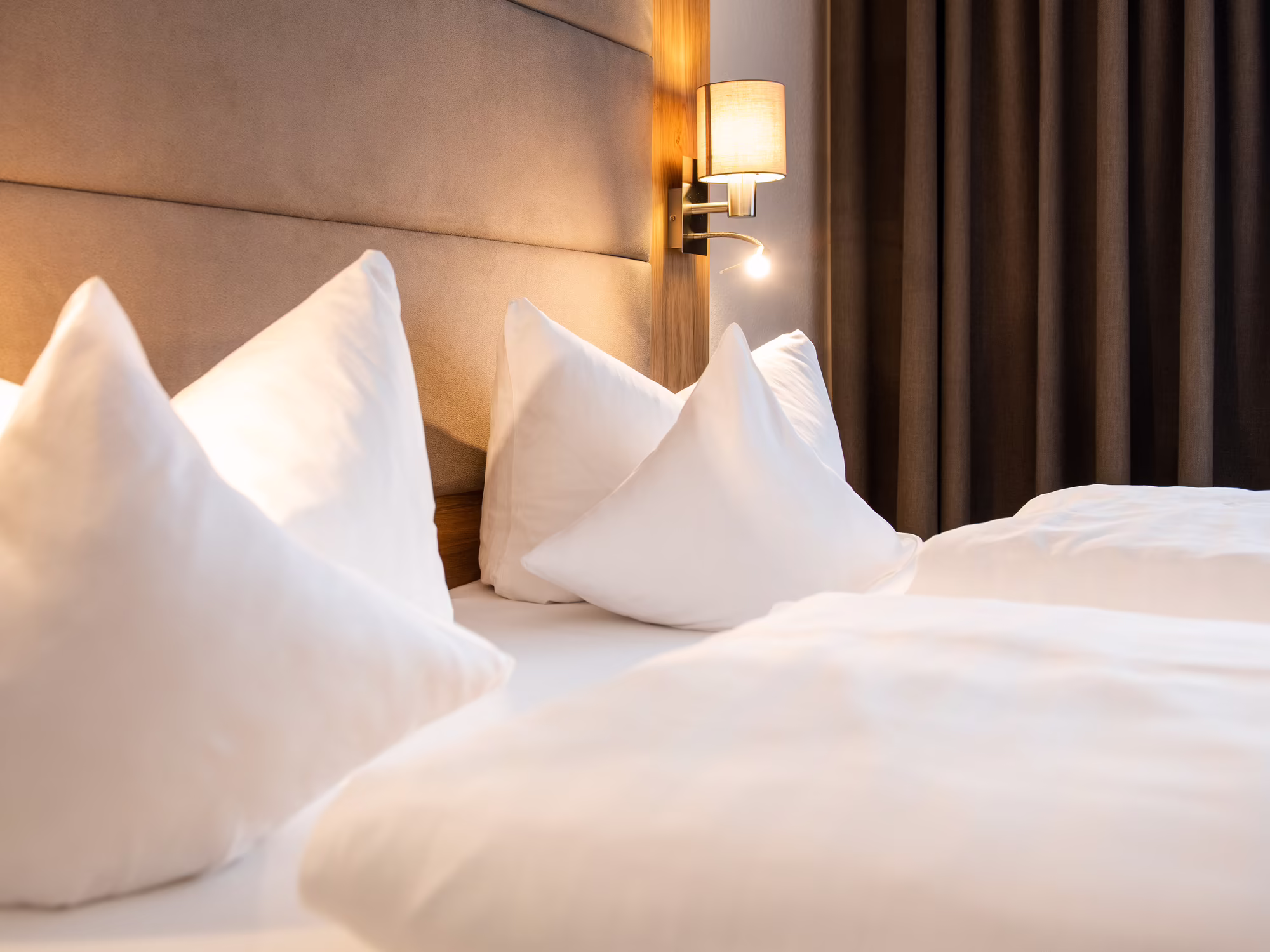 Hotel Elisabeth in Fügen – Gemütliche Betten mit weißen Kissen im Hotelzimmer | Wellnesshotel Zillertal
