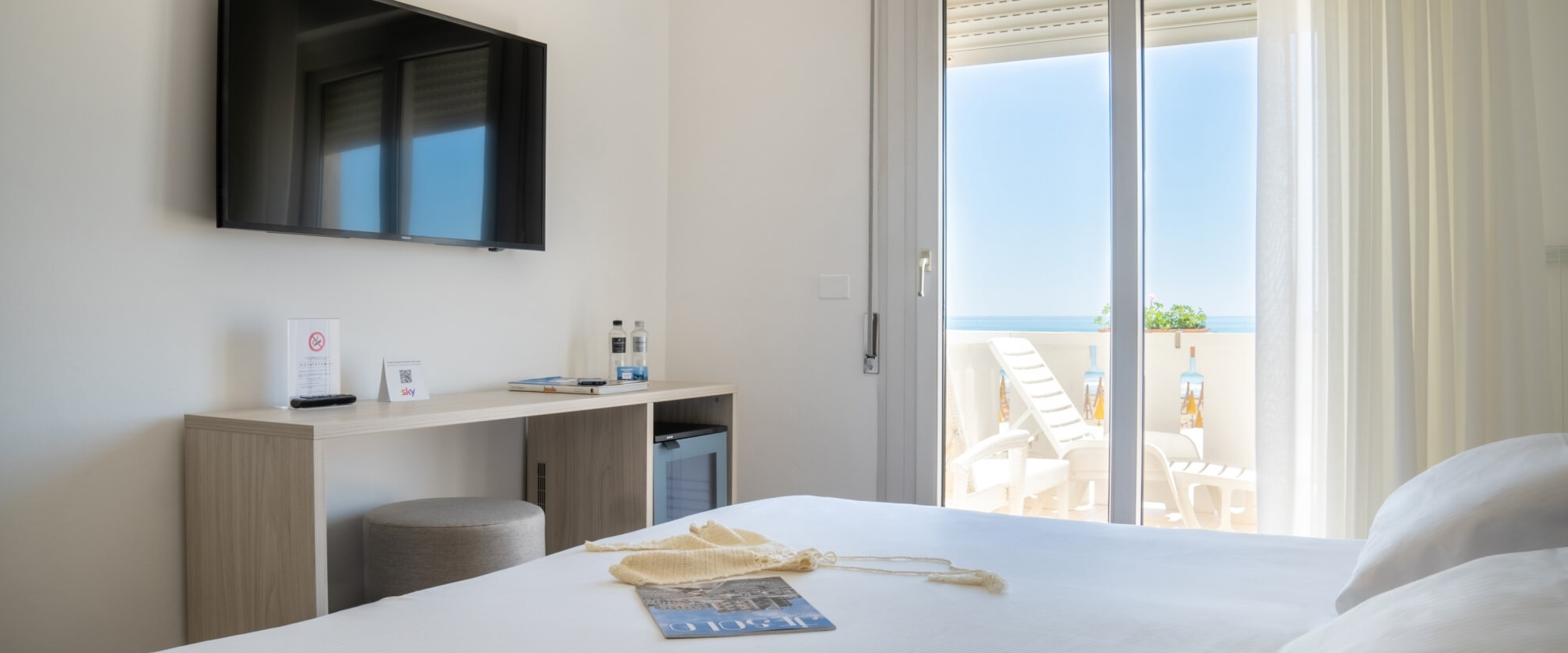 Hotel & Residence Villa Sorriso in Jesolo – Hoteleingang mit Strand-Lounge und Cabanas | Wellnesshotel Adria