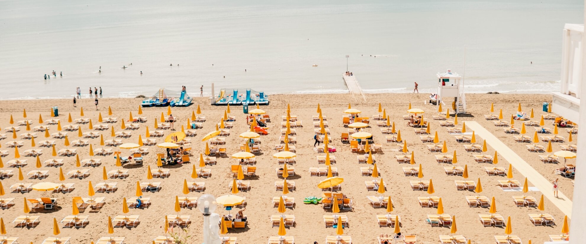 Hotel & Residence Villa Sorriso in Jesolo – Weitläufiger Strand mit gelben Sonnenschirmen | Wellnesshotel Adria